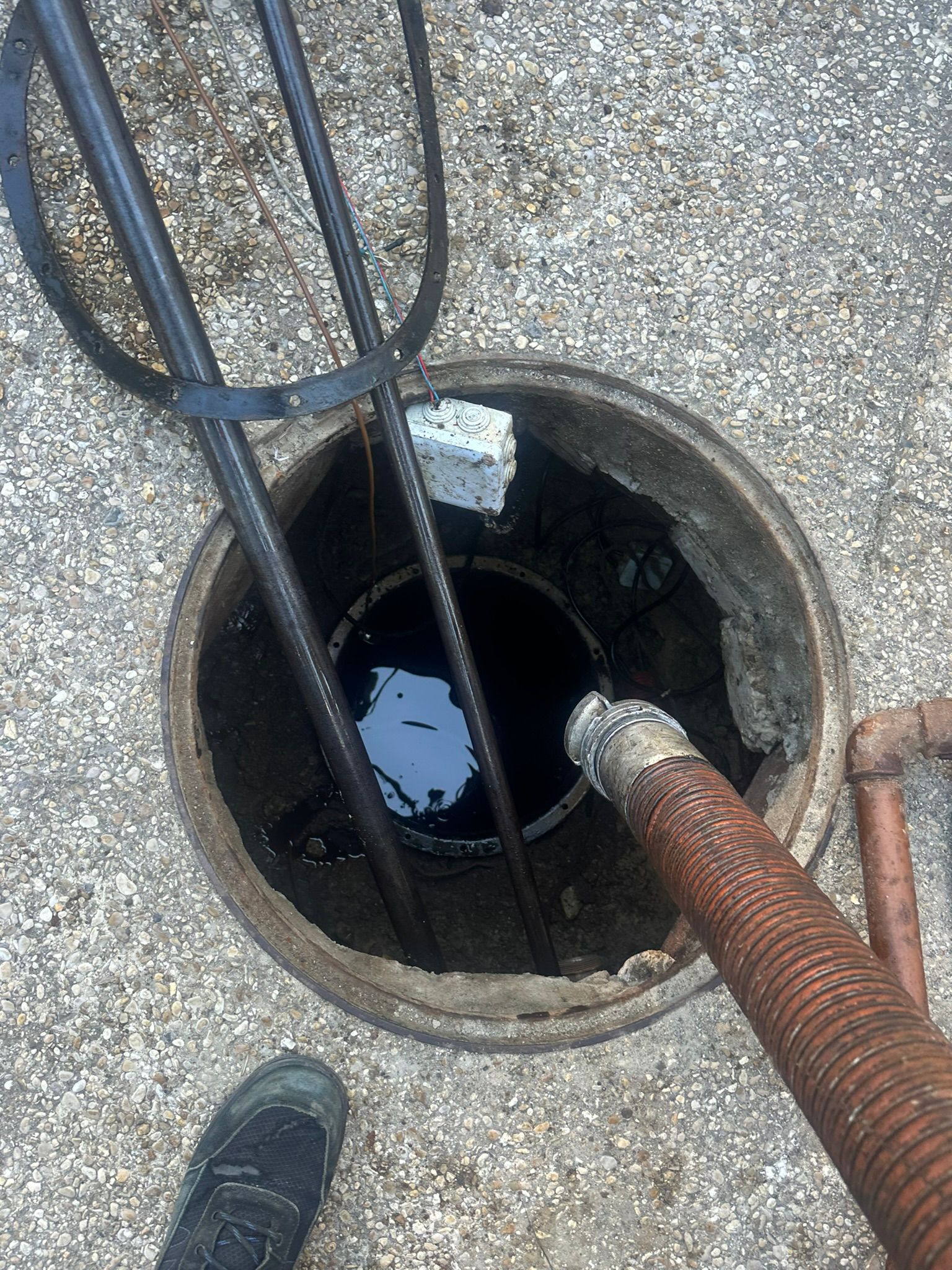 Ouverture circulaire d'une chambre enterree avec flexible en place