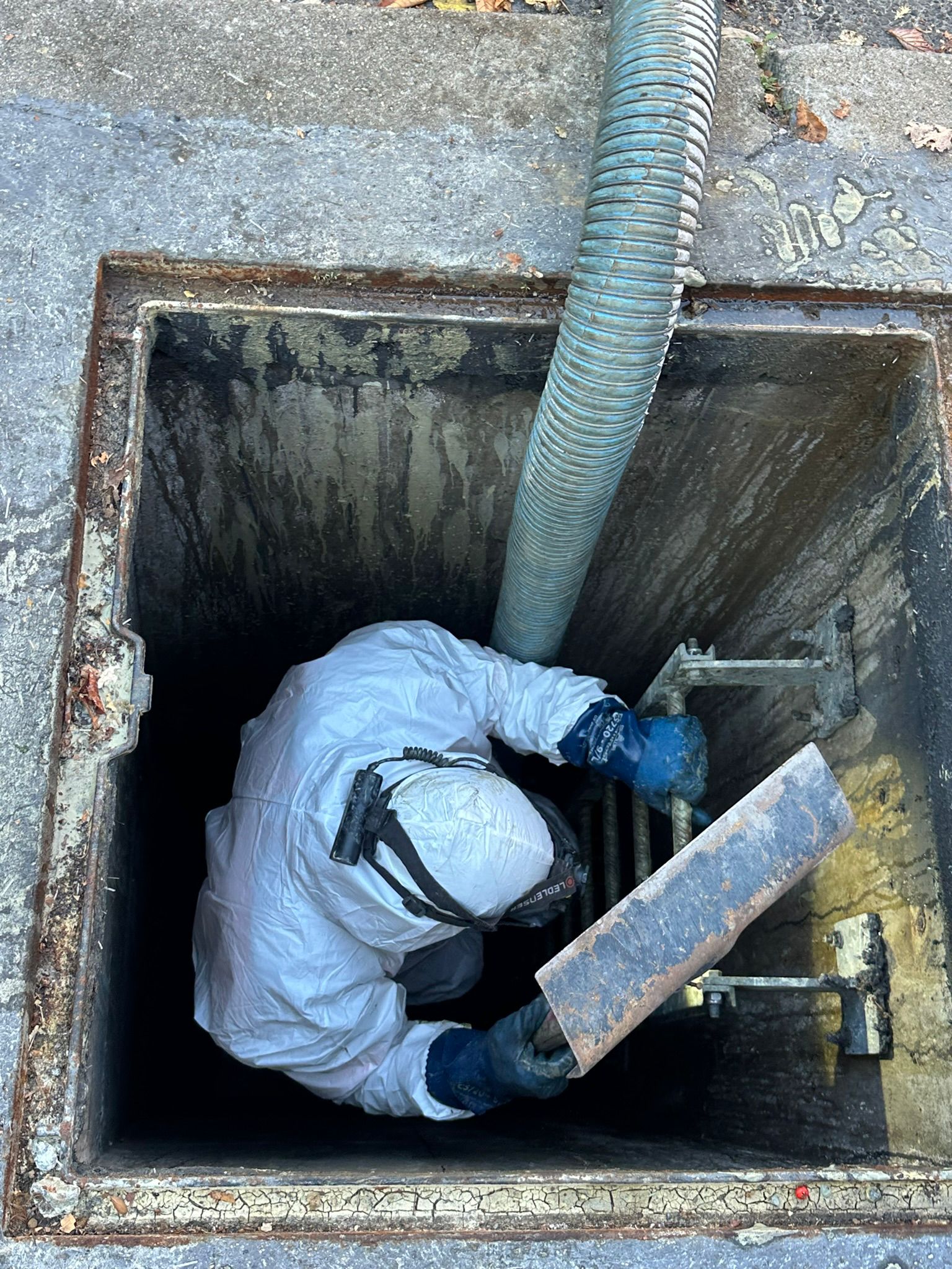 Intervention manuelle dans une chambre technique enterree ouverte