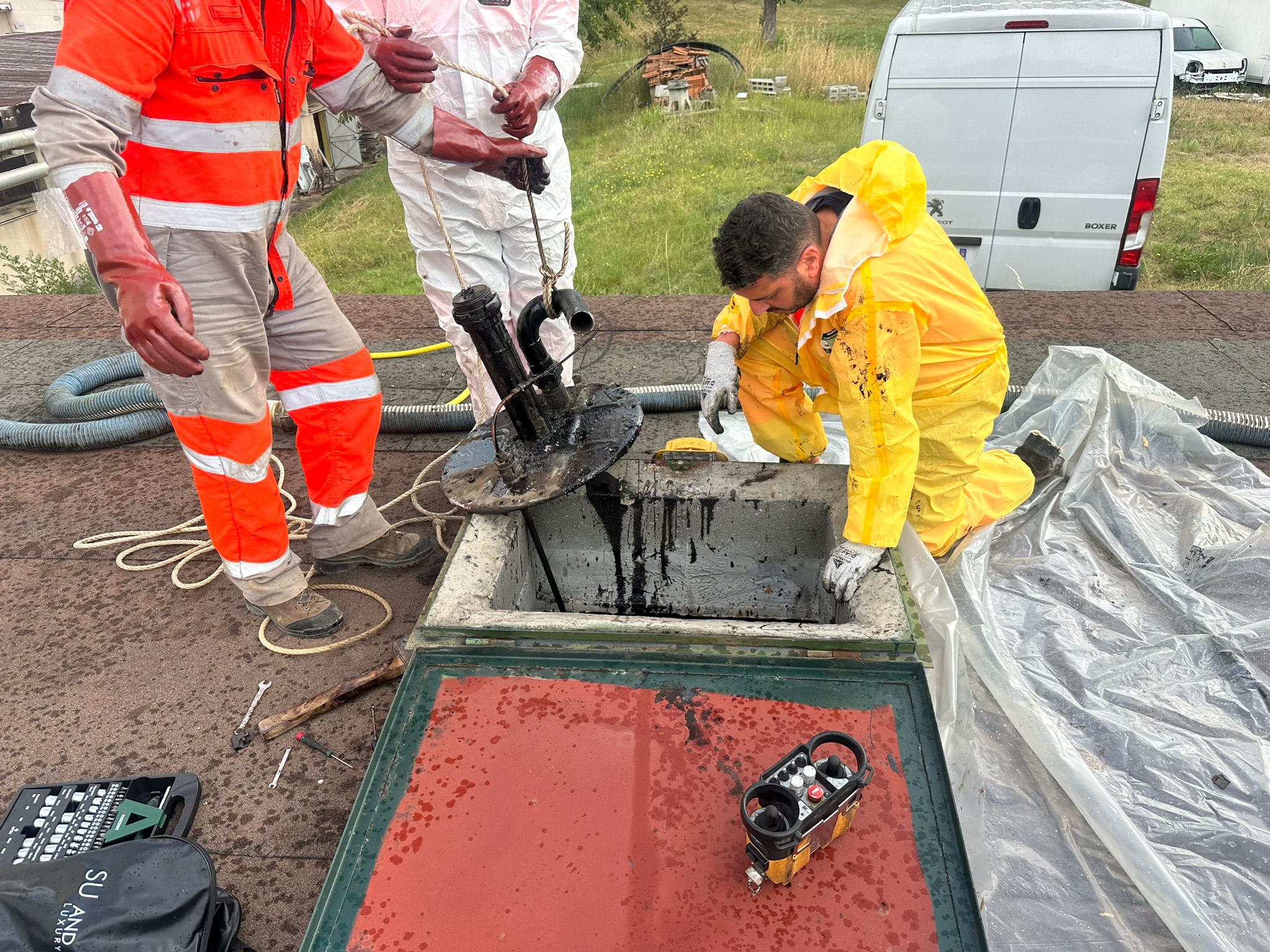 Organe technique extrait d'une chambre enterree apres nettoyage initial