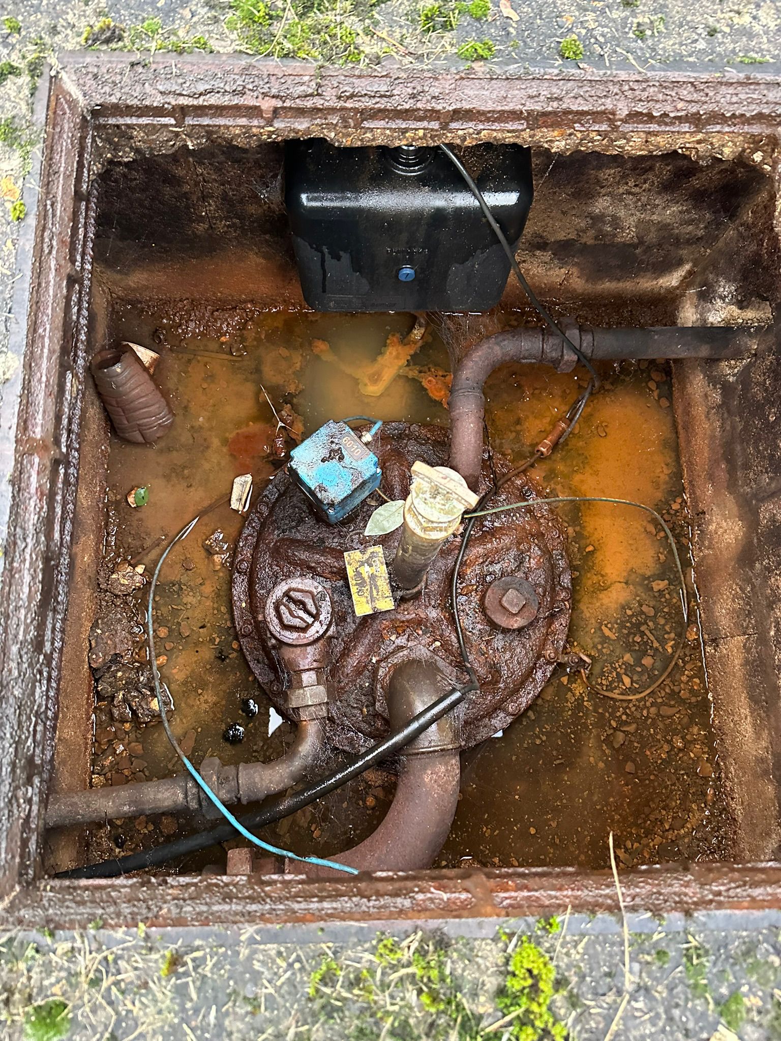 Organes visibles et encrasses dans une chambre technique enterree