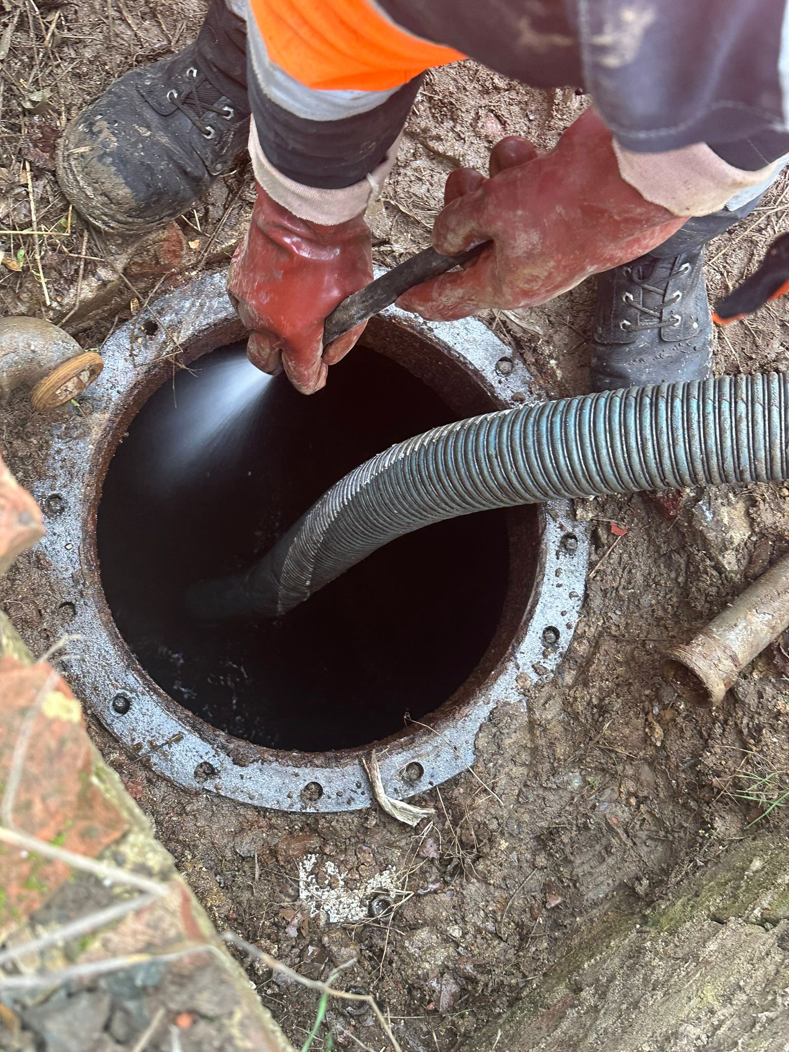 Approche d'une cuve aerienne exterieure le long d'un batiment
