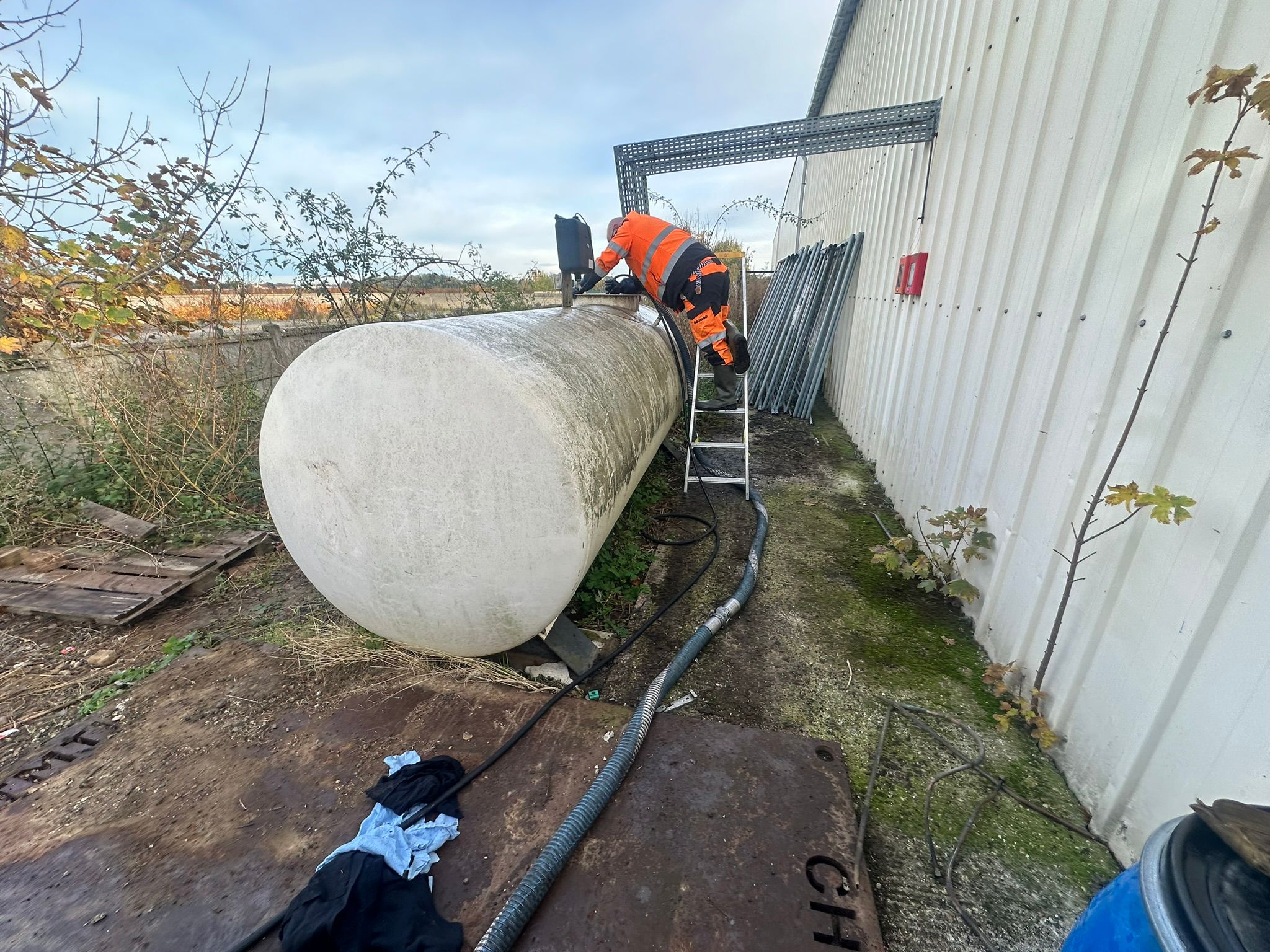 Cuve aérienne extérieure adossée à un bâtiment