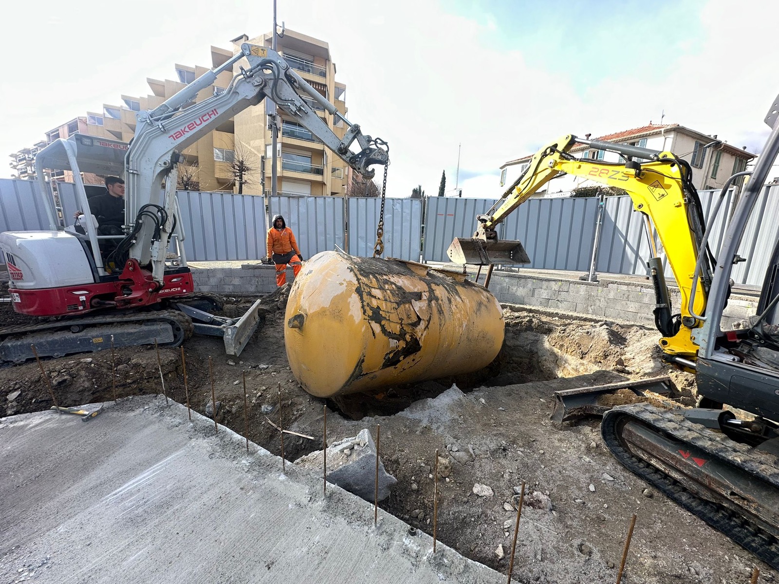 Levage d'une cuve enterrée après excavation