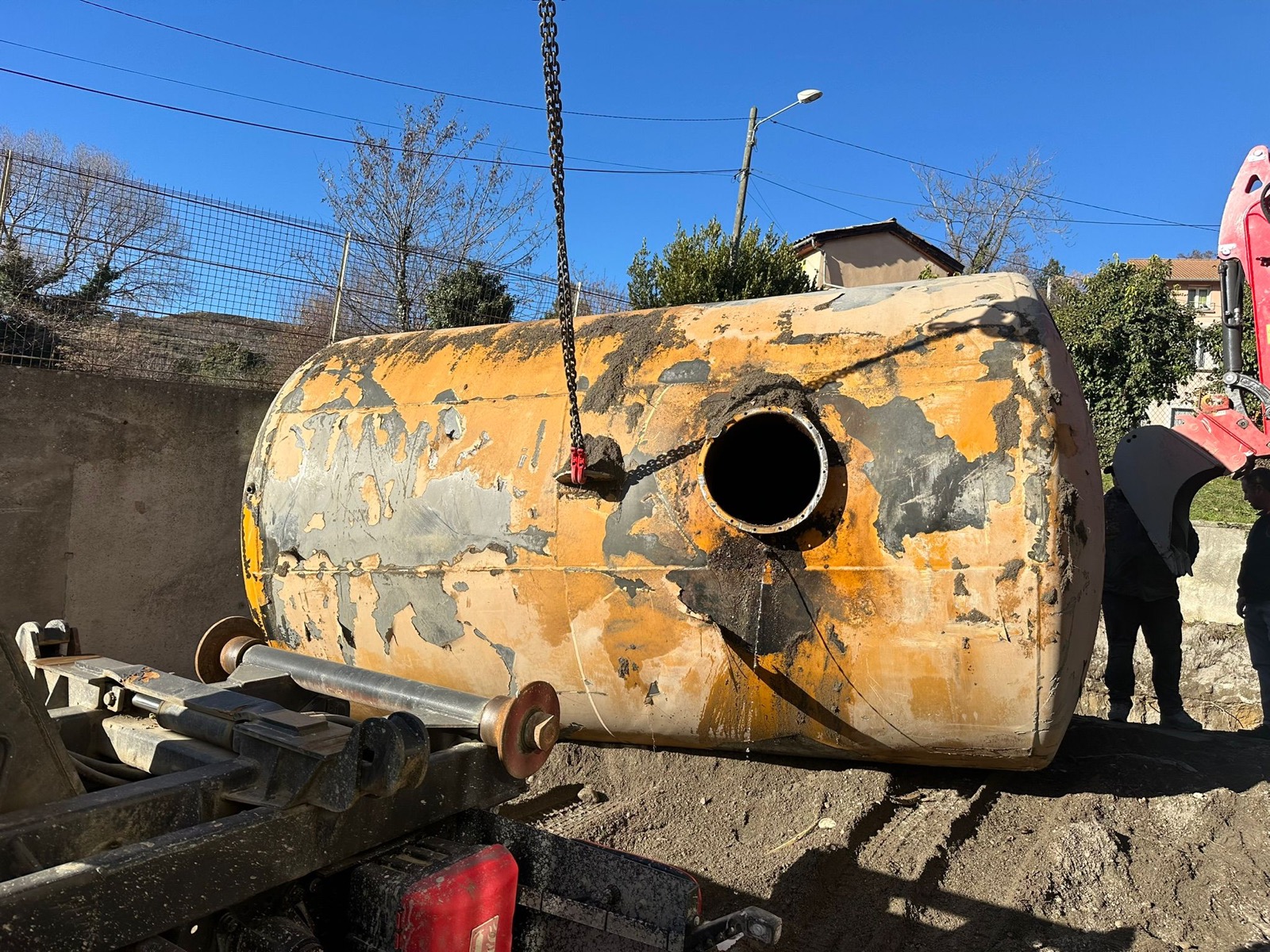 Cuve enterree sortie de fosse apres extraction