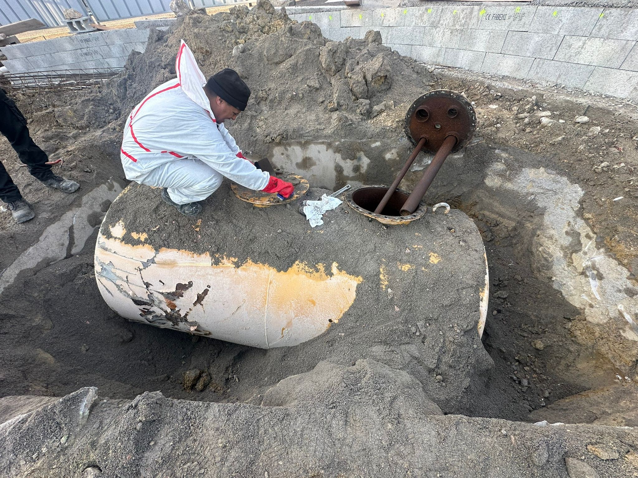 Ouverture supérieure d'une cuve enterrée mise au jour avant traitement