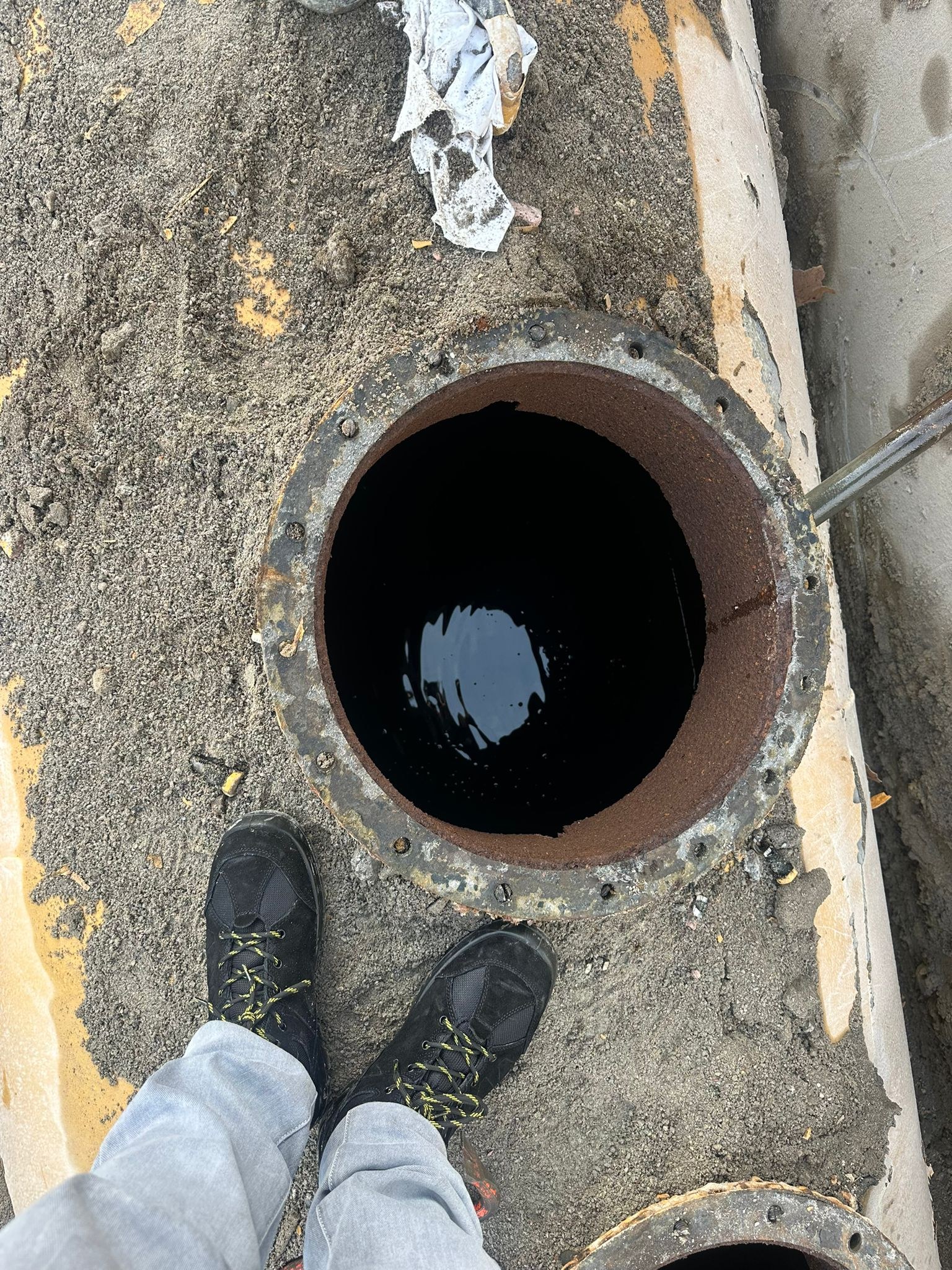 Accès intérieur à une cuve enterrée ouverte lors d'une phase de vidange préparatoire