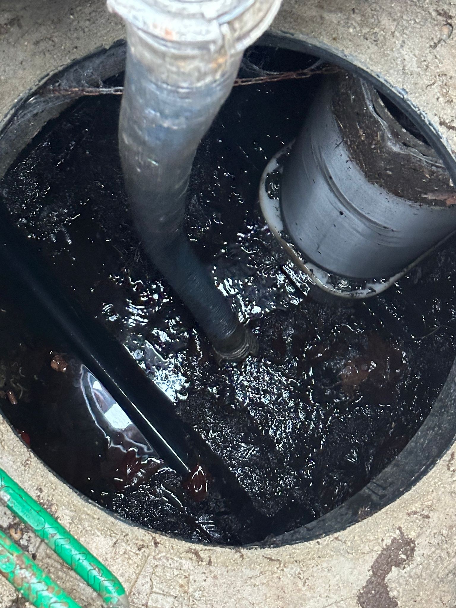 Résidus liquides visibles au fond d'une cuve enterrée ouverte