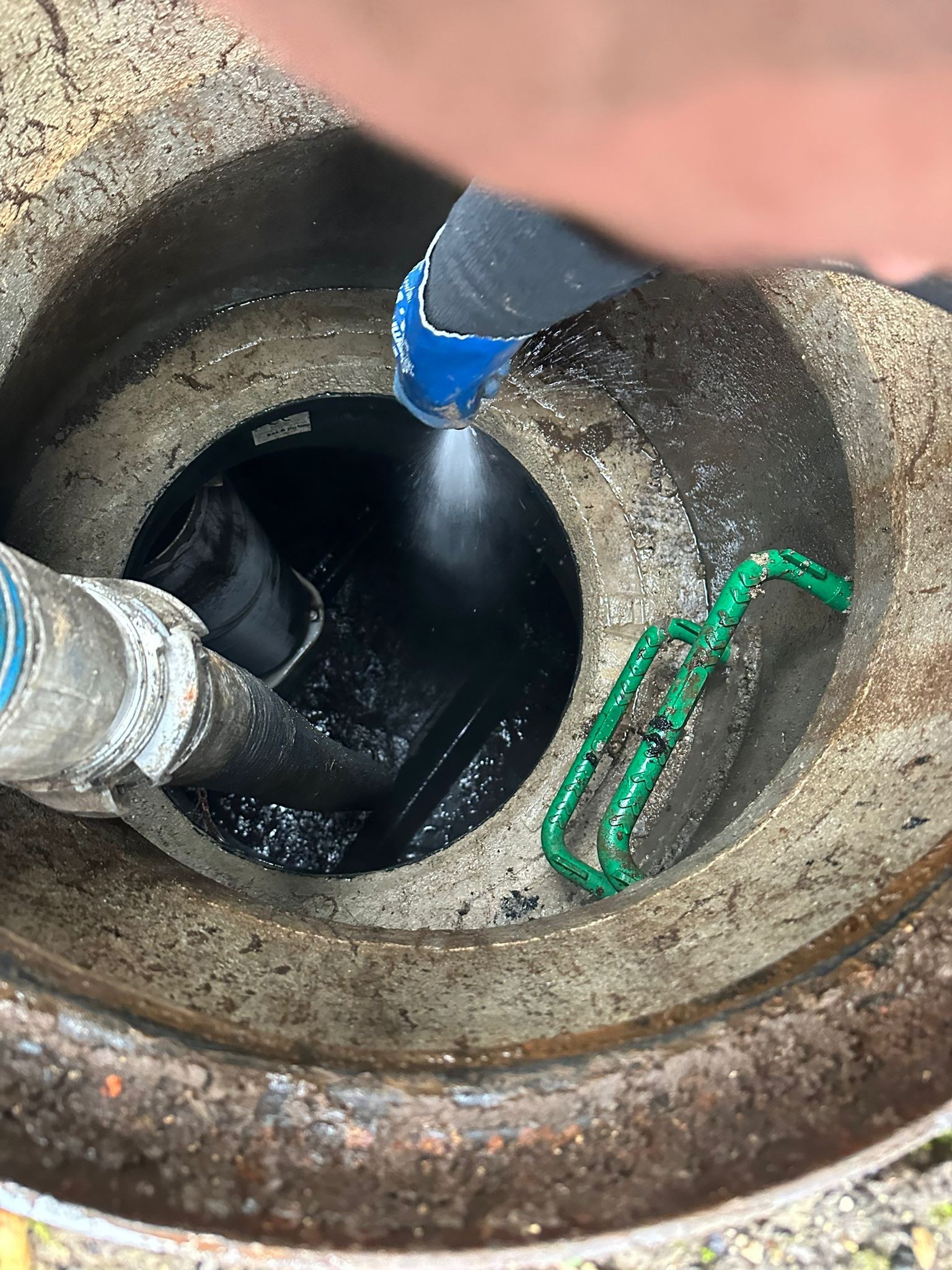 Rinçage à l'ouverture d'une cuve enterrée mise au jour