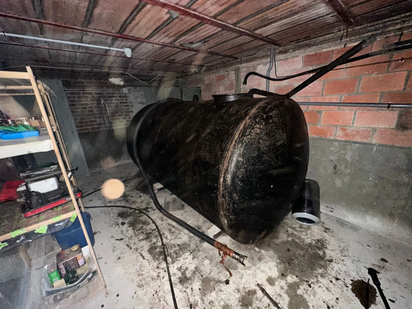 Grande cuve acier dans une cave avant découpage en accès très contraint