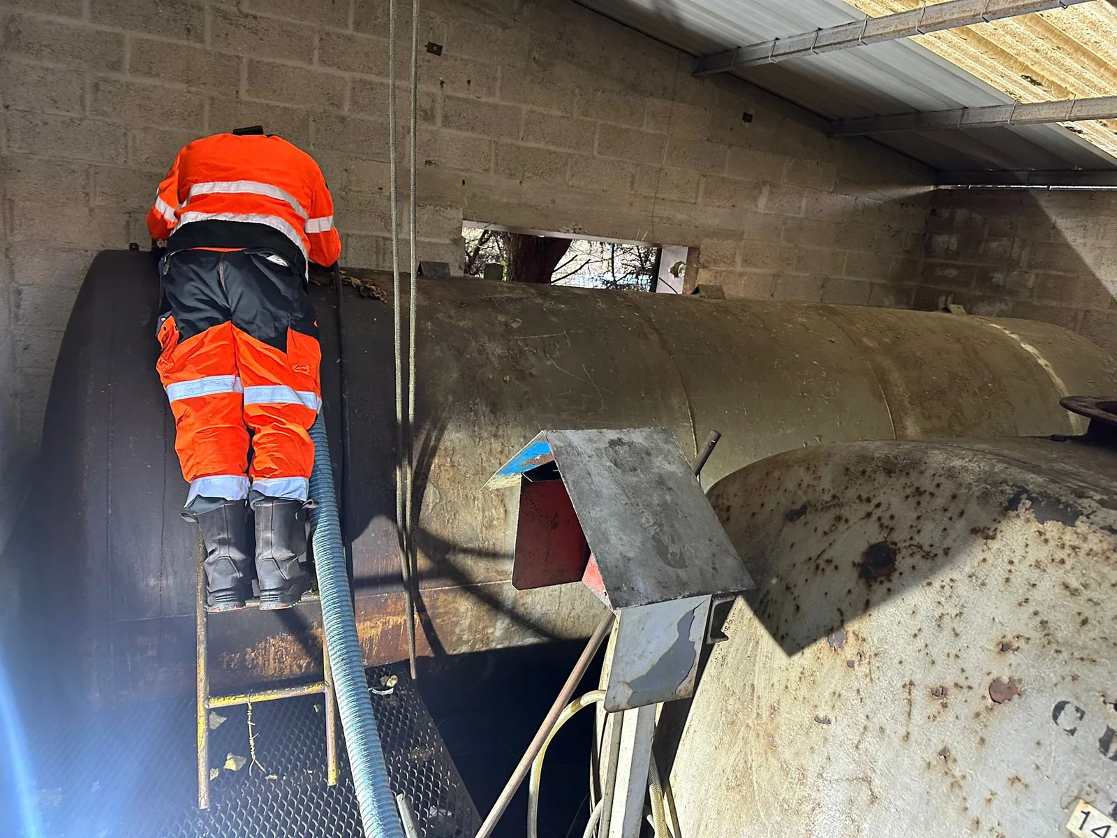 Intervention par le dessus d'une cuve acier en local technique