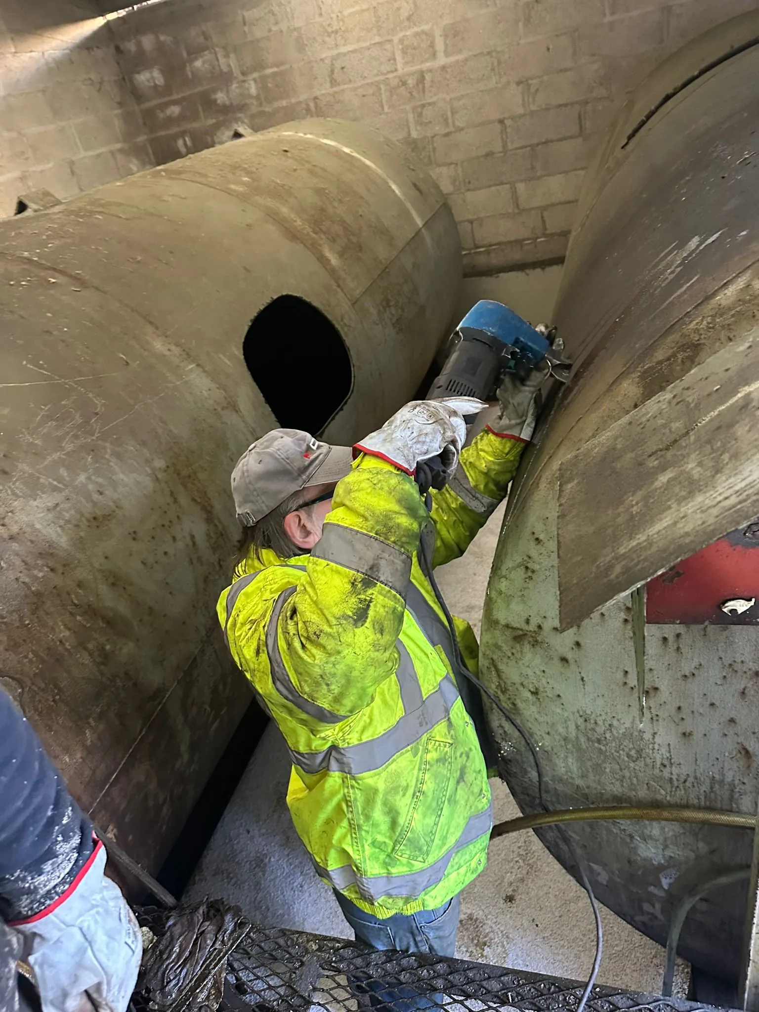 Travail de découpage sur une cuve acier en espace contraint