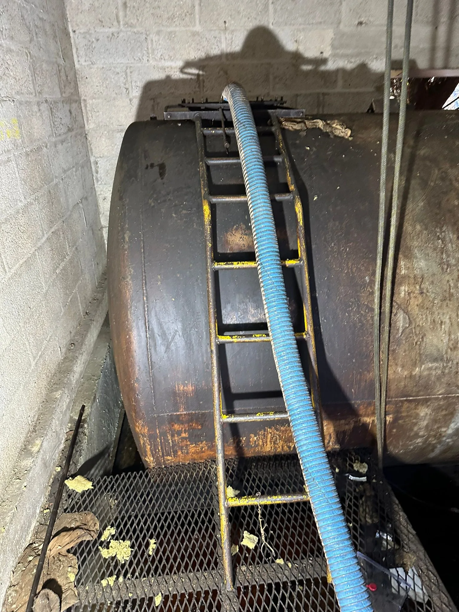 Flexible et échelle en place sur une cuve acier en cave