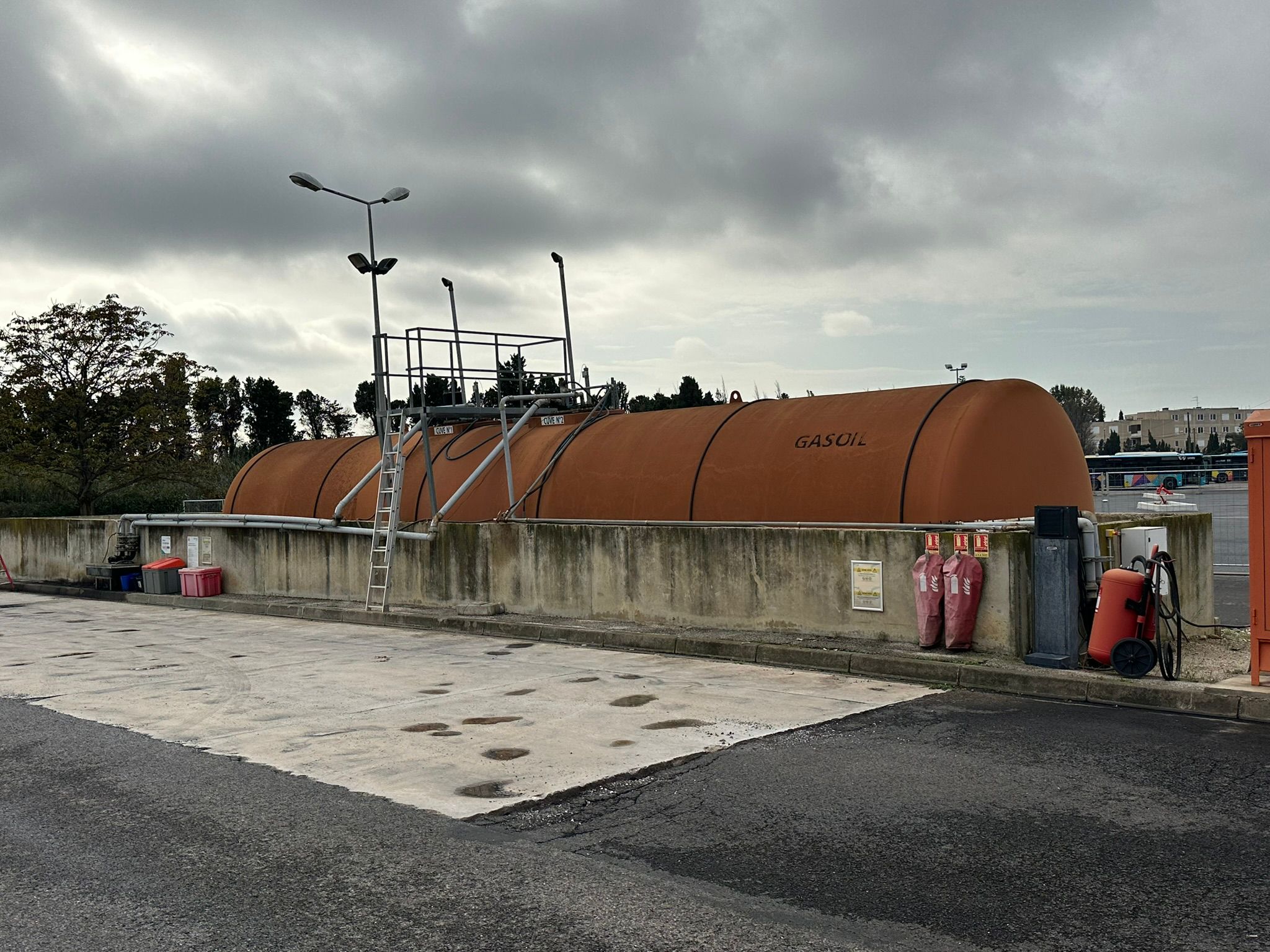 Grande cuve aérienne gasoil sur site professionnel