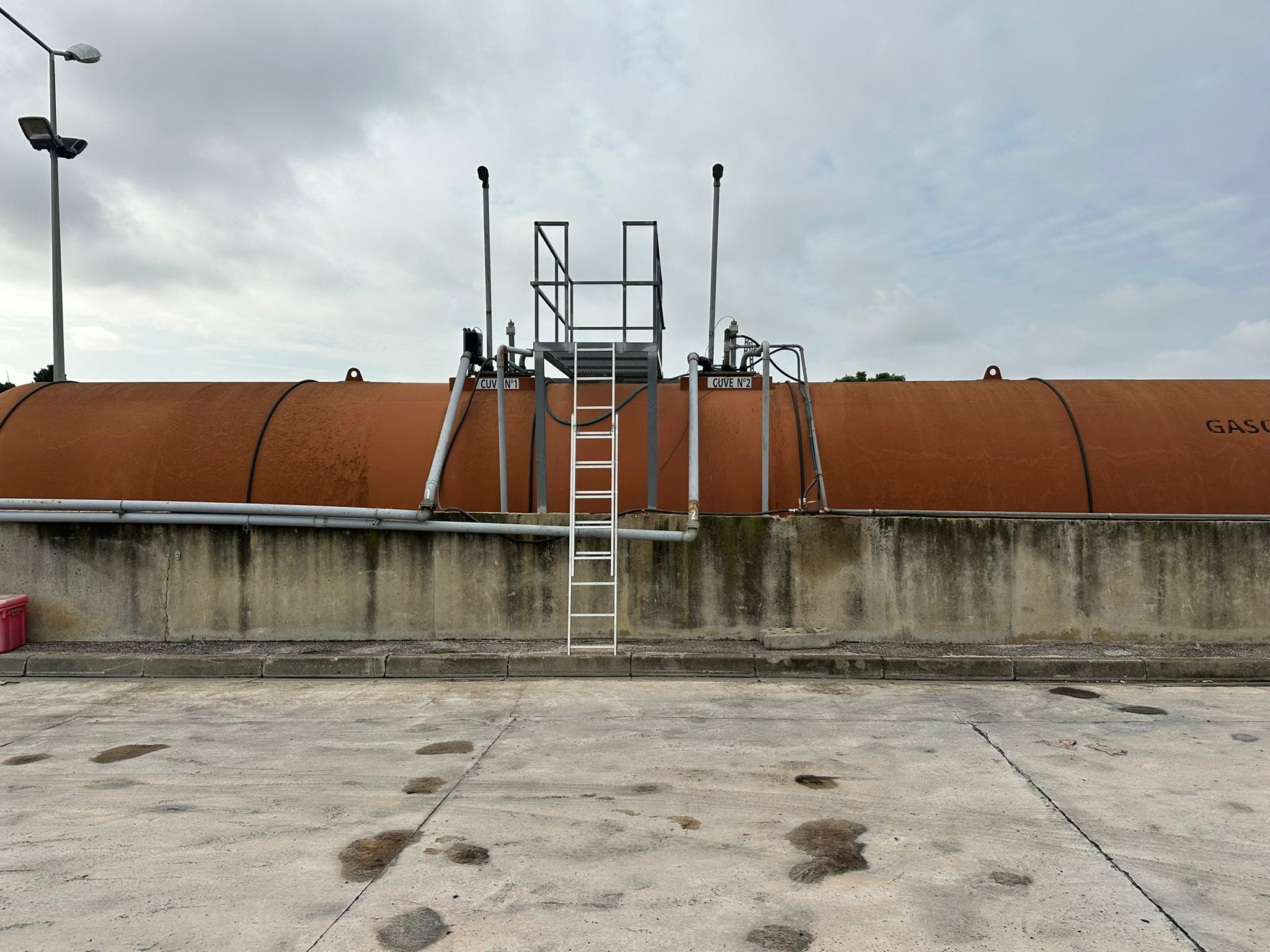 Acces superieur et reseaux visibles sur une cuve aerienne gasoil