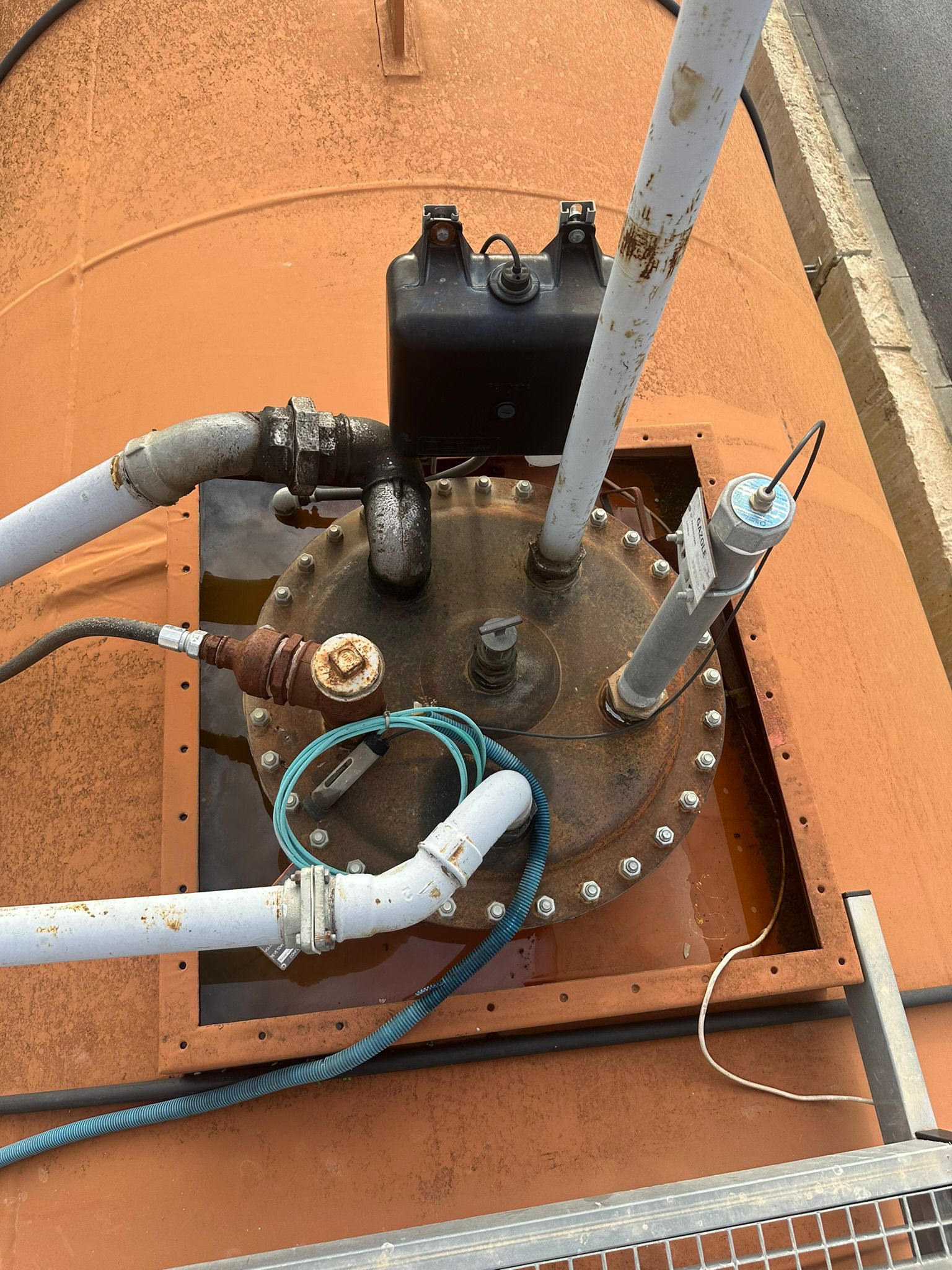 Trou d'homme et instrumentation visibles sur une cuve aerienne gasoil