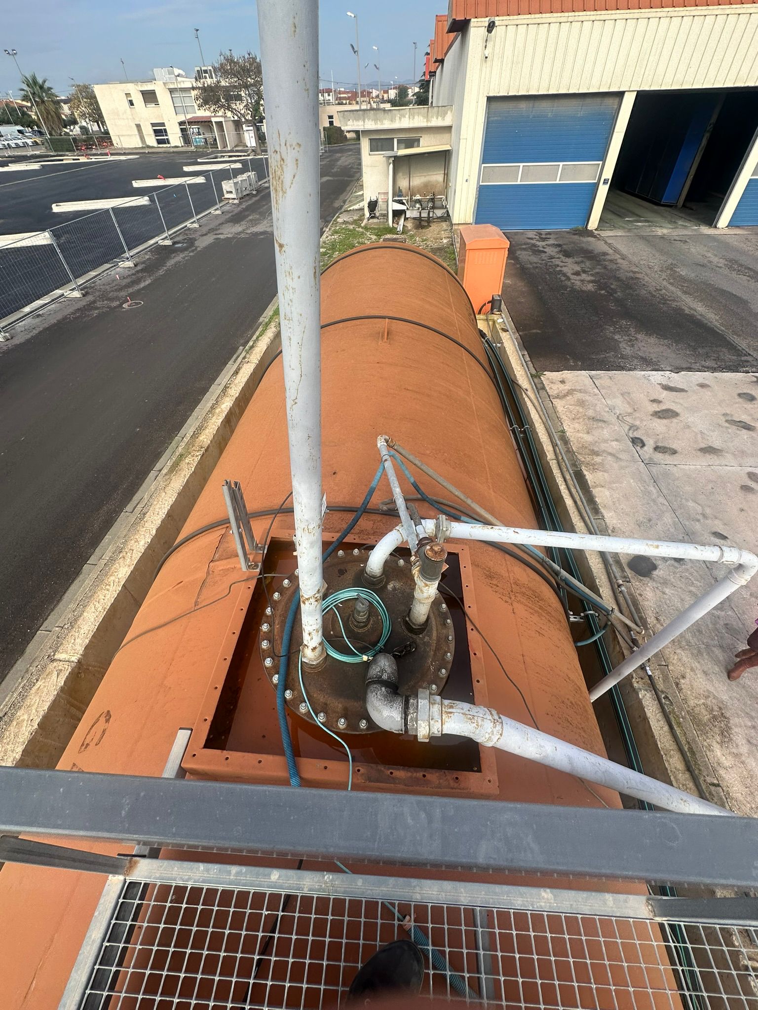 Vue haute d'une cuve aerienne gasoil implantee sur un site professionnel