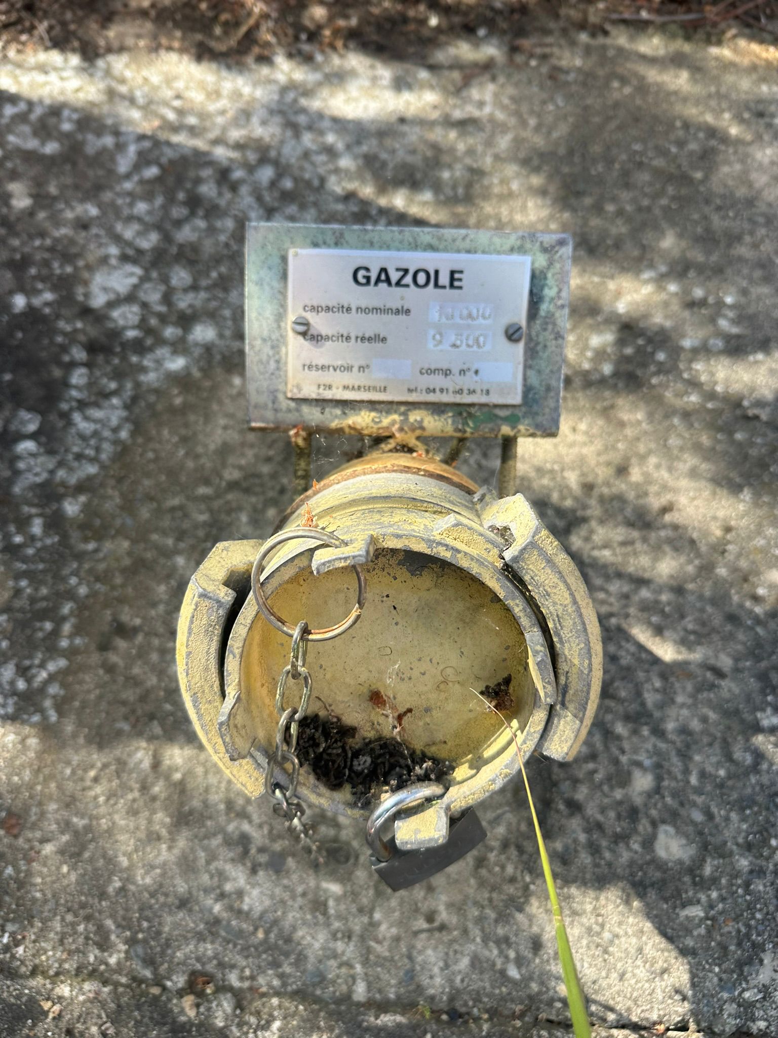 Raccord identifie gazole sur une cuve de chantier