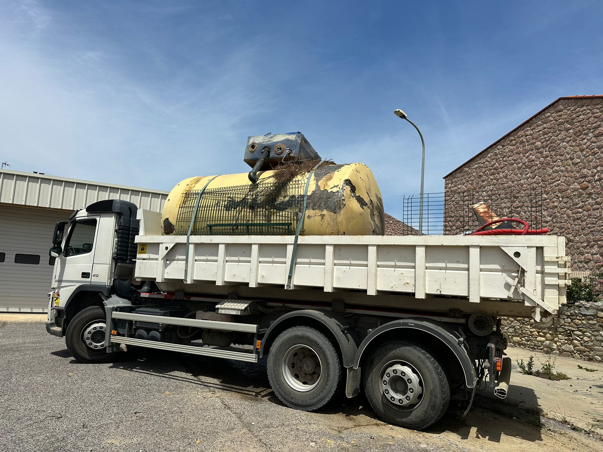 Cuve gazole de chantier chargee sur une benne blanche