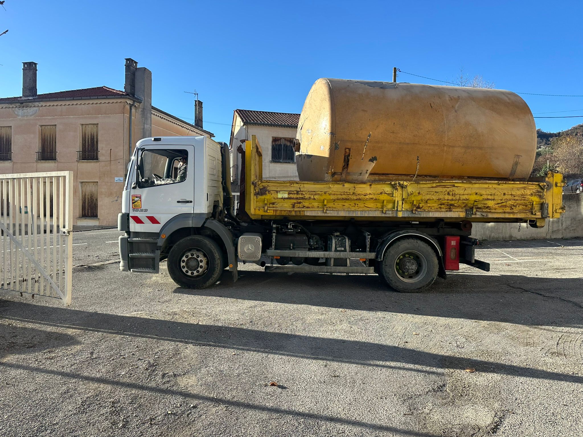 Cuve gazole de chantier evacuee sur camion