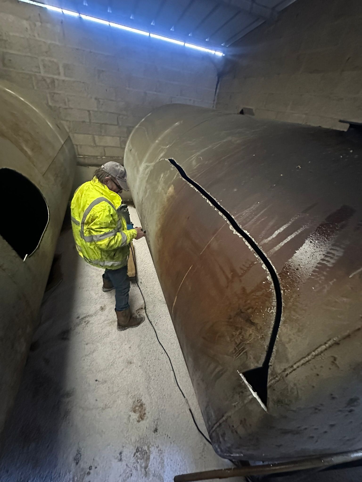 Découpe longitudinale sur une grande cuve acier en local technique
