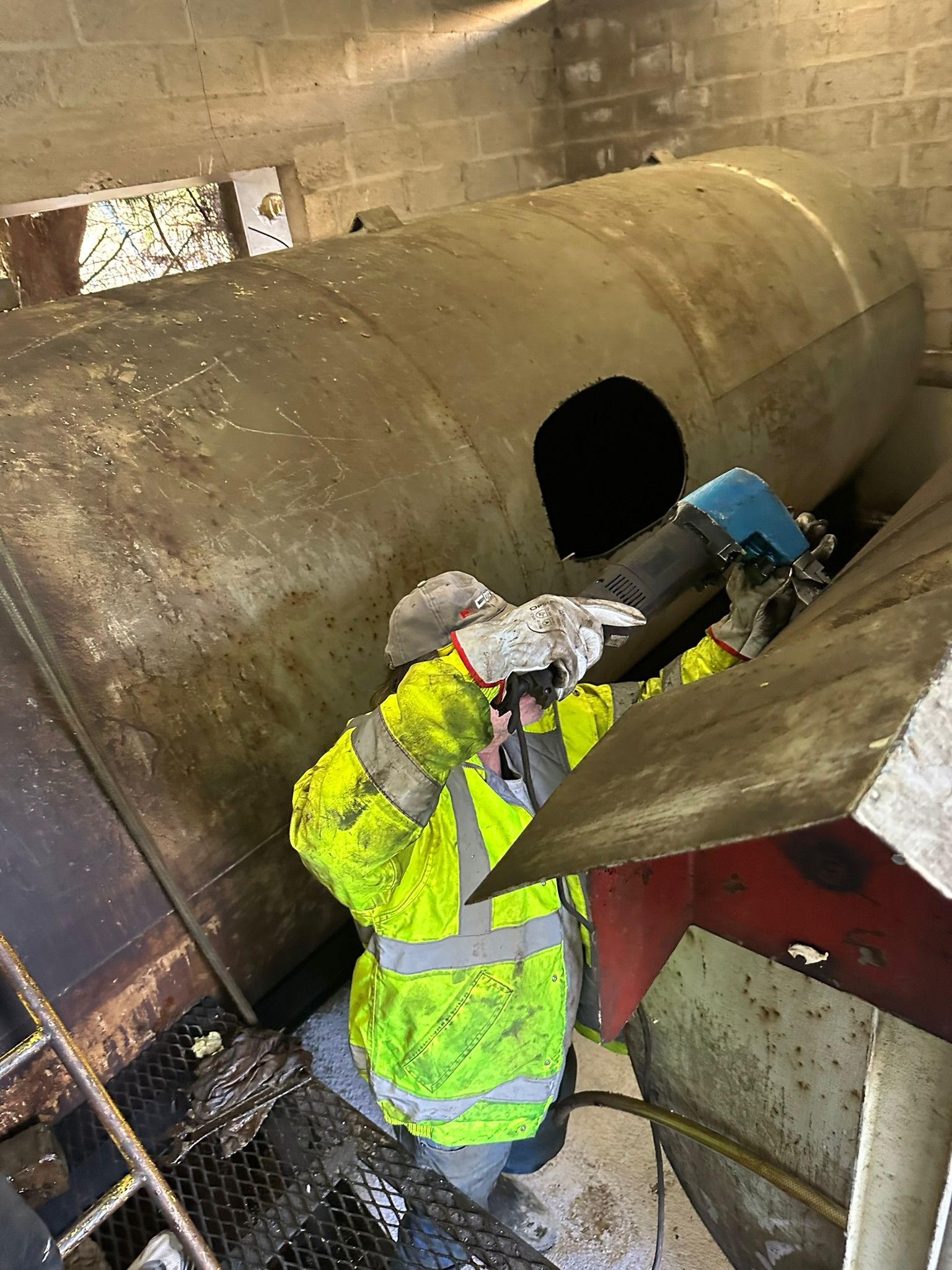 Découpe d'une cuve acier dans une batterie de réservoirs en local technique