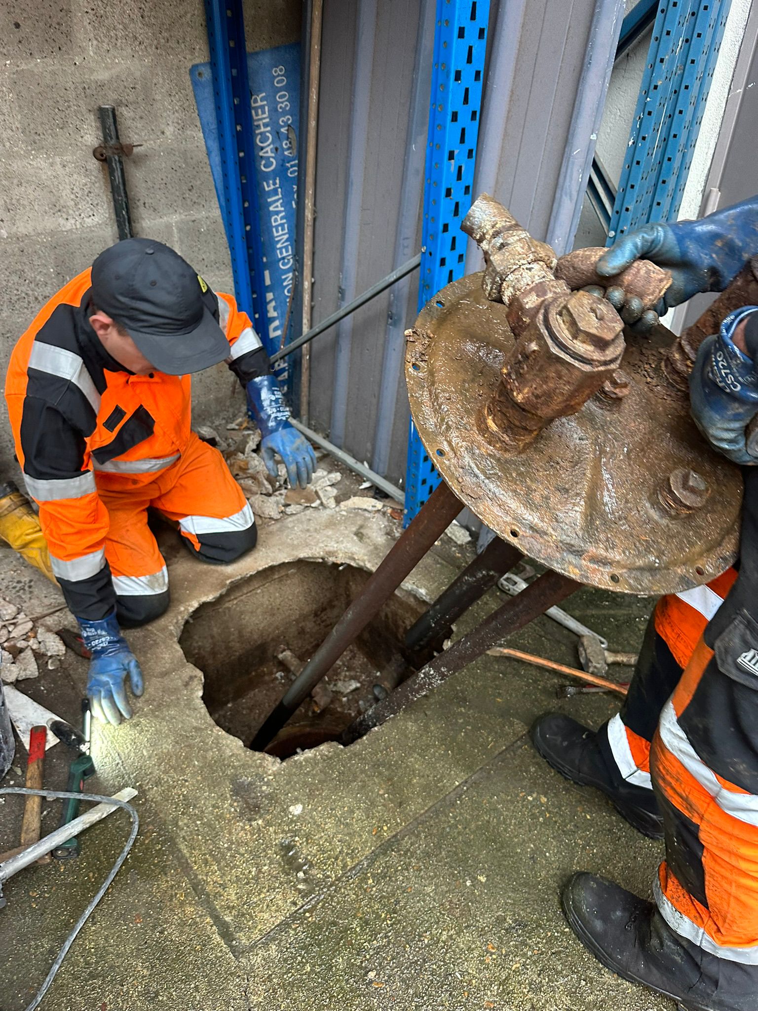 Depose des organes superieurs sur une cuve enterree avant neutralisation