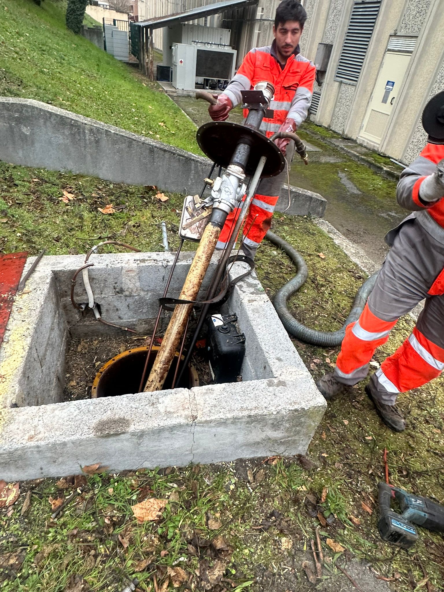 Organe superieur retire au-dessus d'un regard de cuve enterree