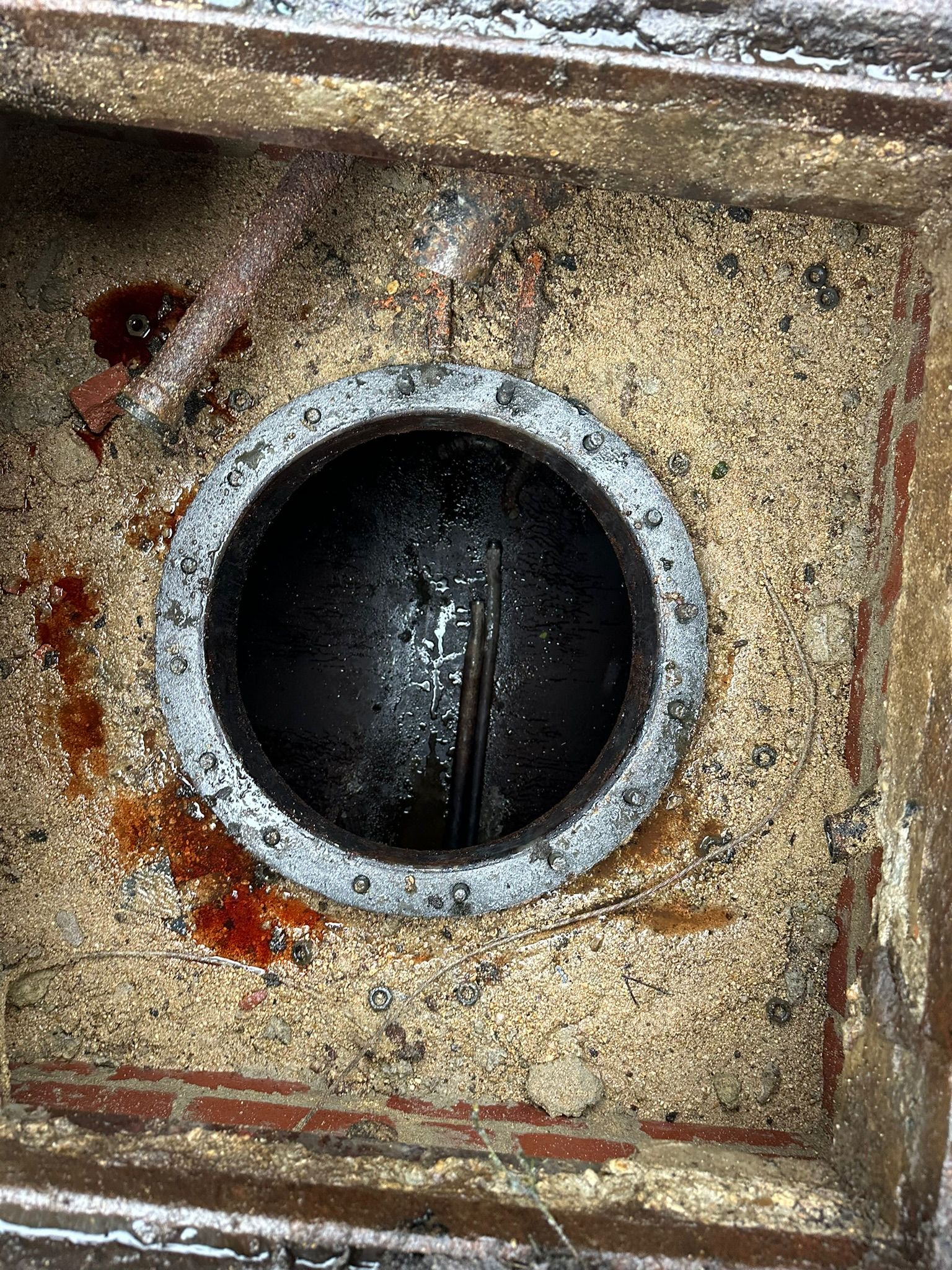 Ouverture preparee d'une cuve enterree avant comblement mineral