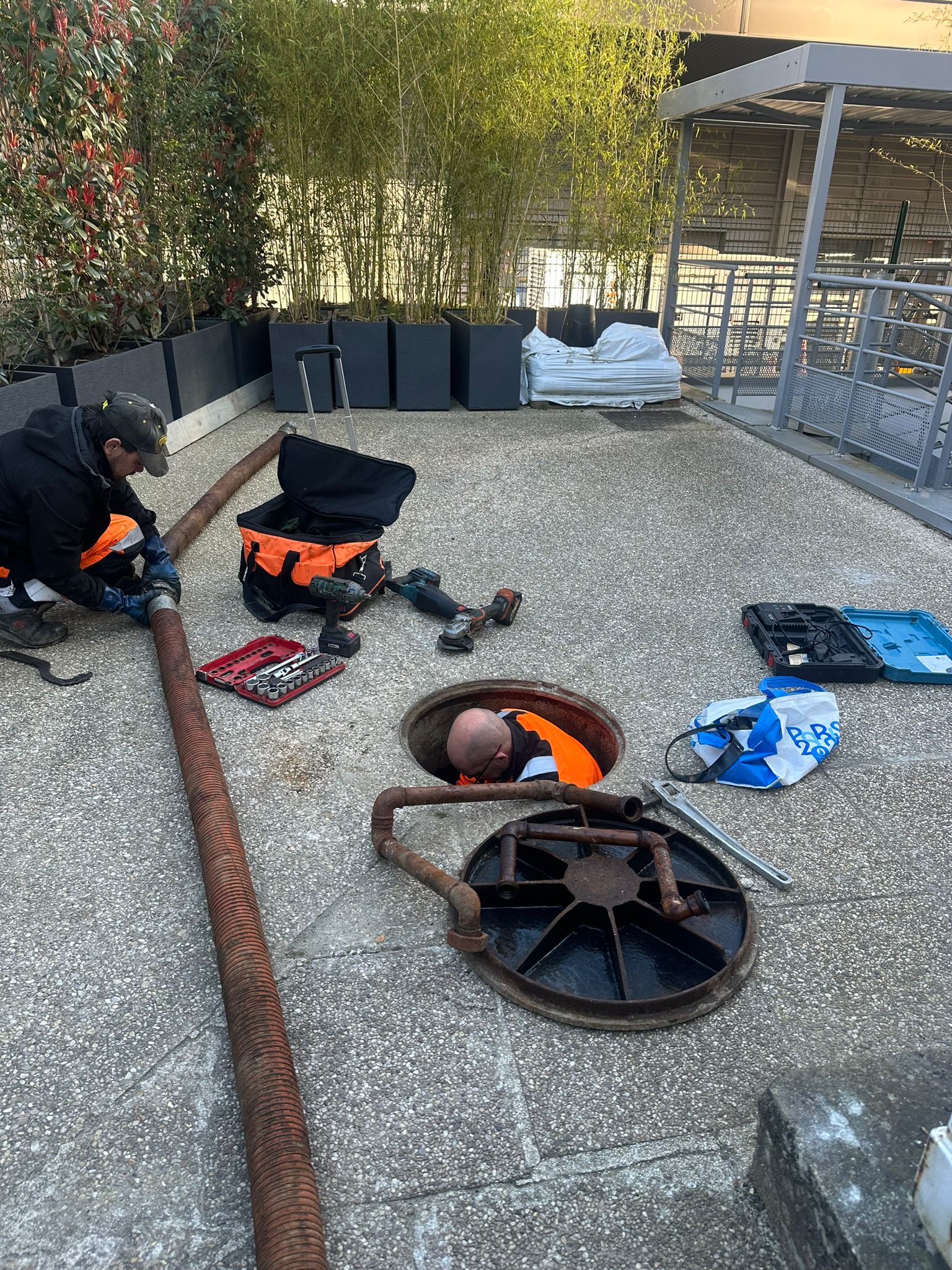 Ouverture d'un ouvrage enterre charge en boues hydrocarburees avant pompage