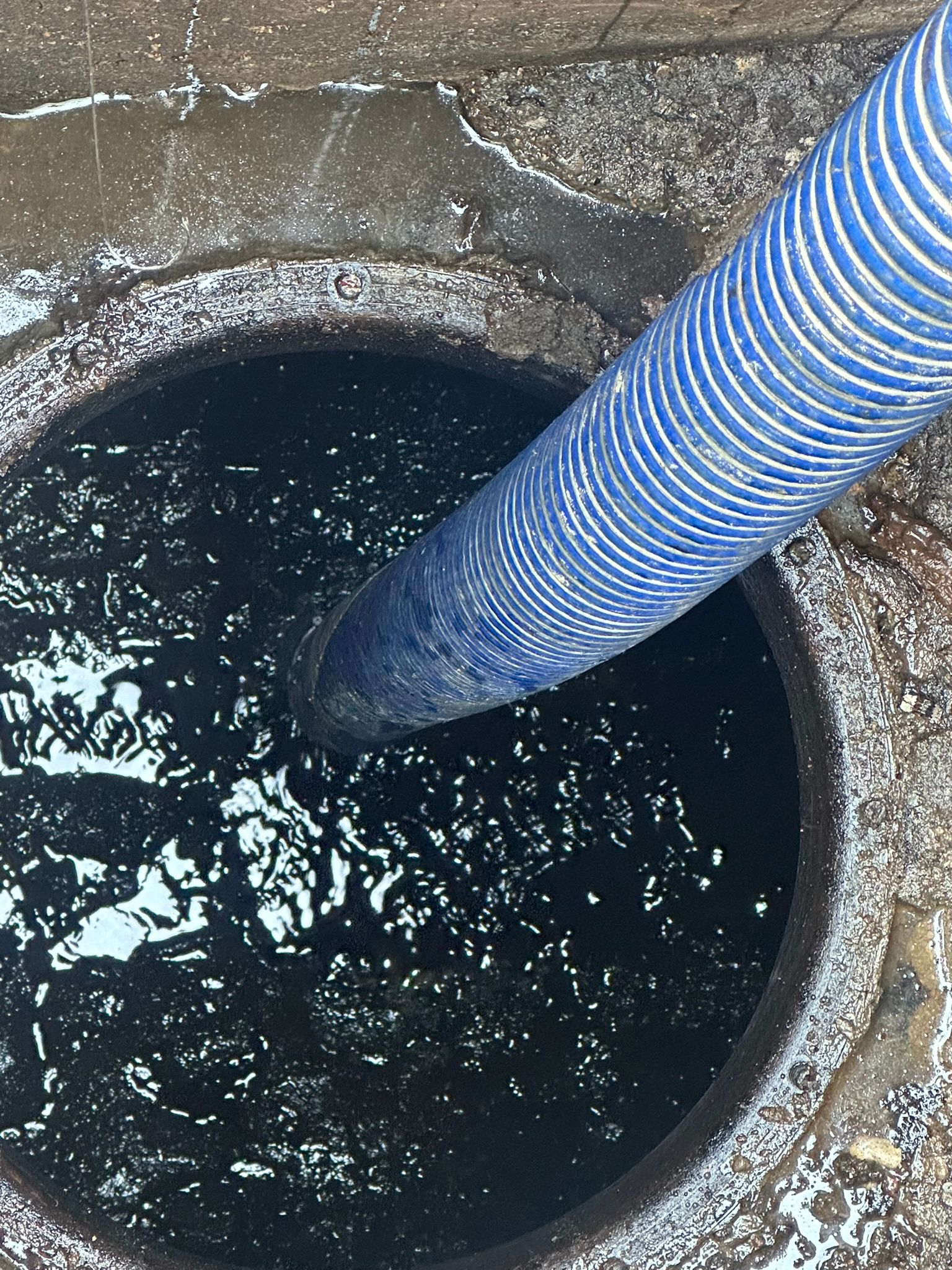 Aspiration de boues noires dans un ouvrage enterre hydrocarbures