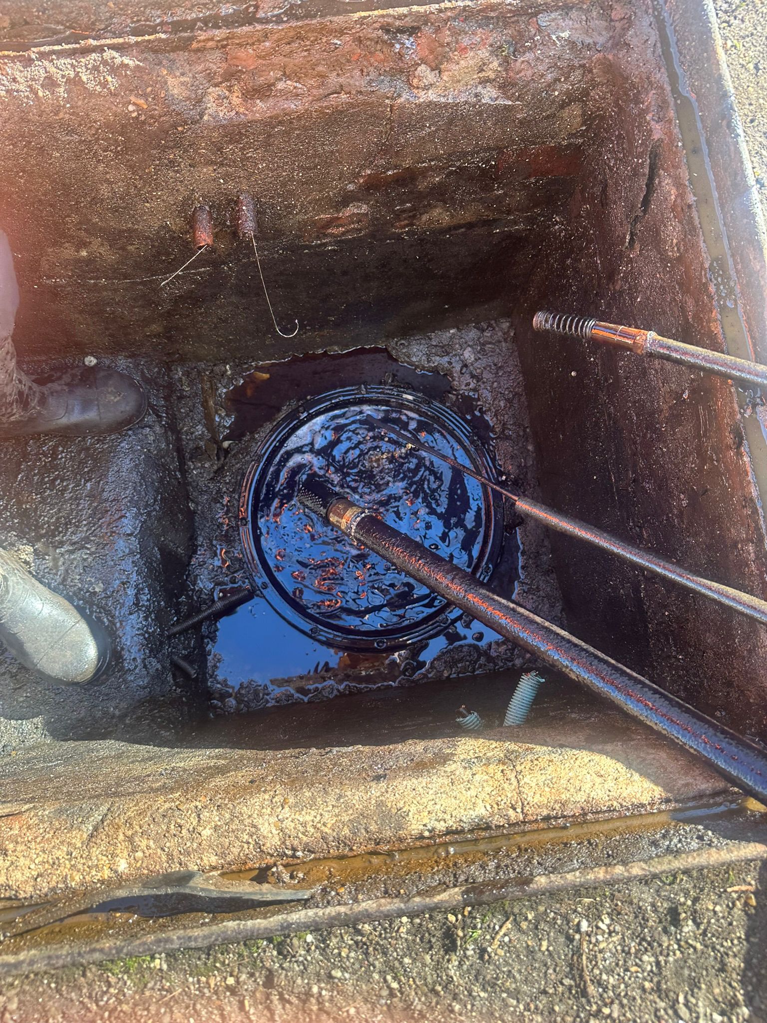 Chambre technique ouverte sur ouvrage enterre charge en hydrocarbures