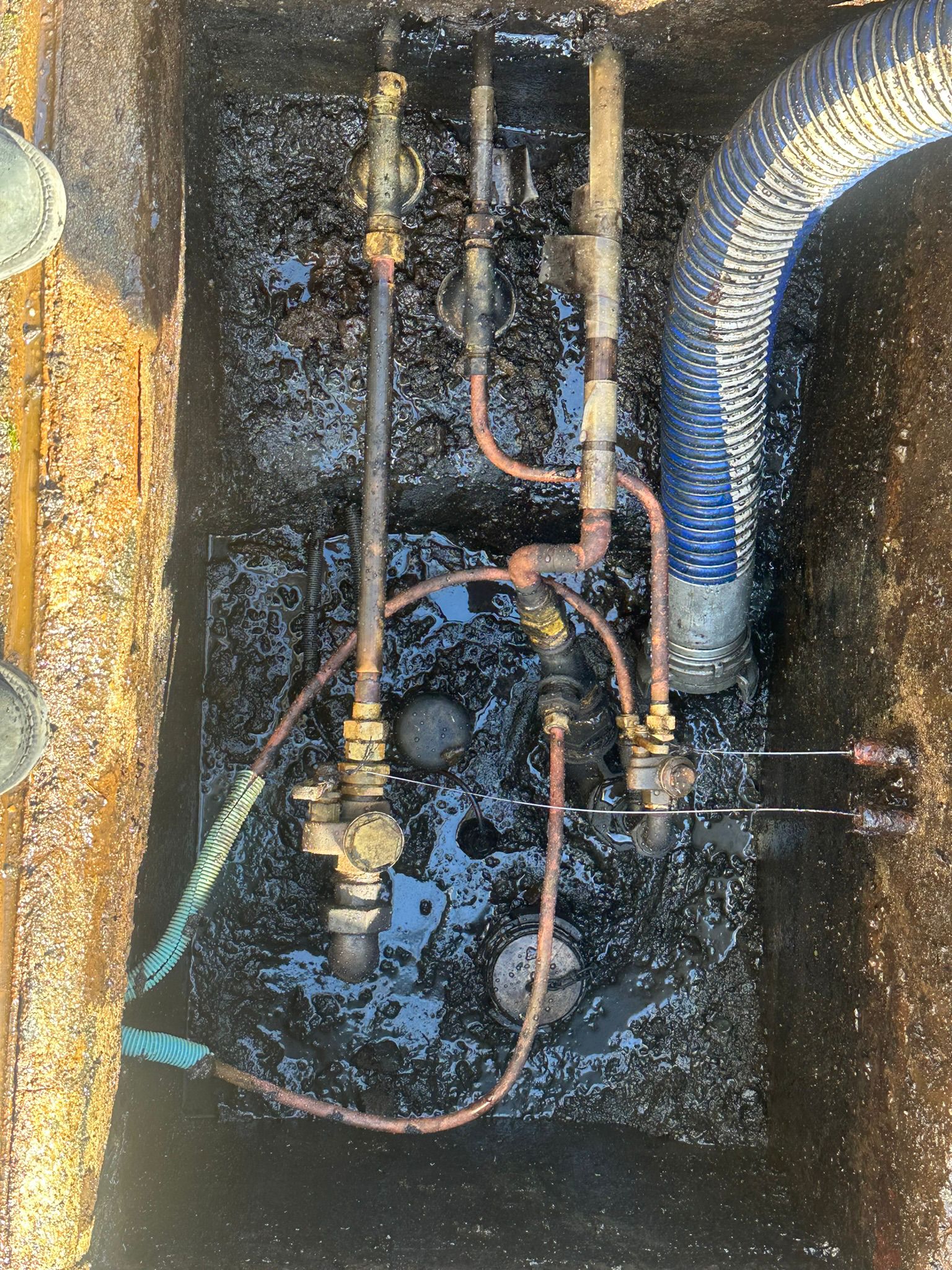 Reseaux internes d'un ouvrage enterre tres charge en boues hydrocarburees