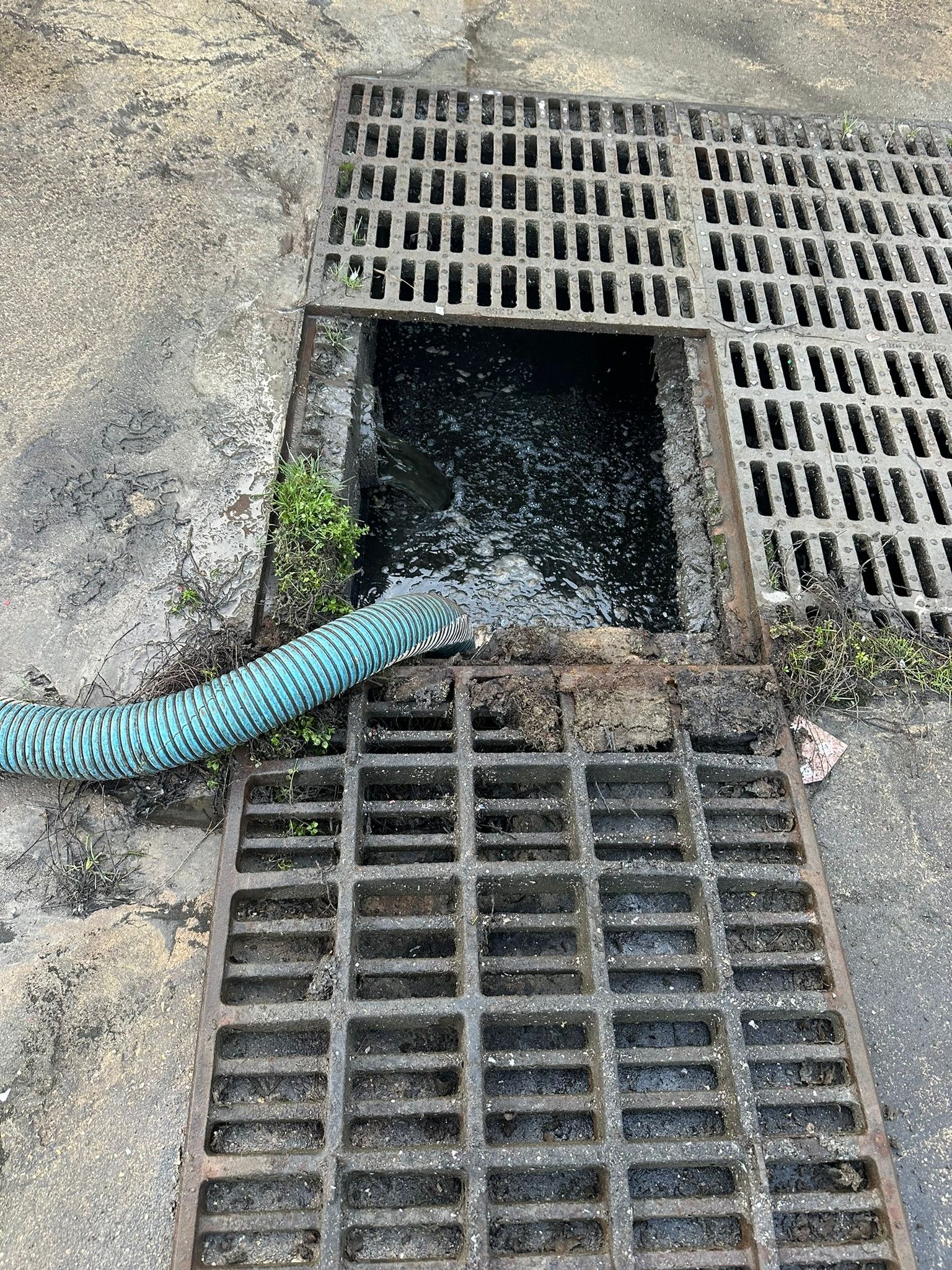 Ouverture rectangulaire sous grille avec flexible en place dans une zone technique