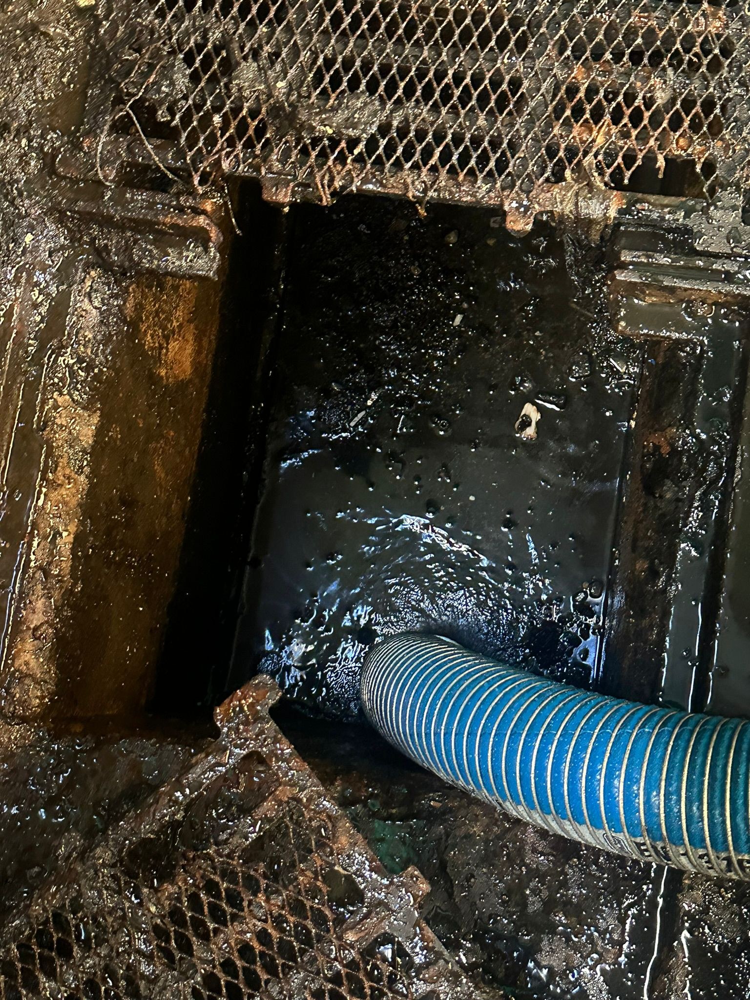 Aspiration dans un ouvrage rectangulaire sous grille avec phase sombre visible