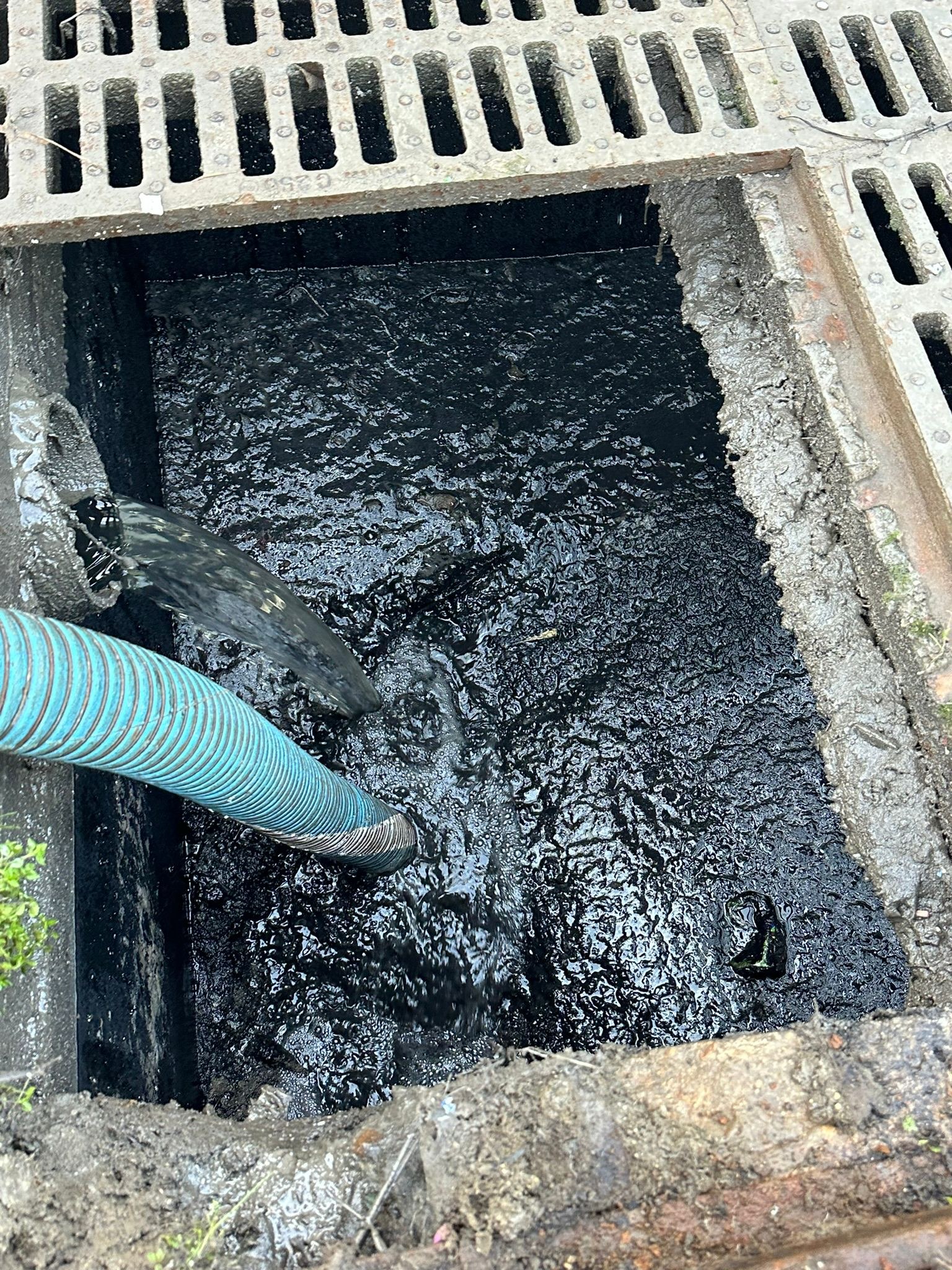Charge sombre aspirée dans un ouvrage rectangulaire ouvert sous grille