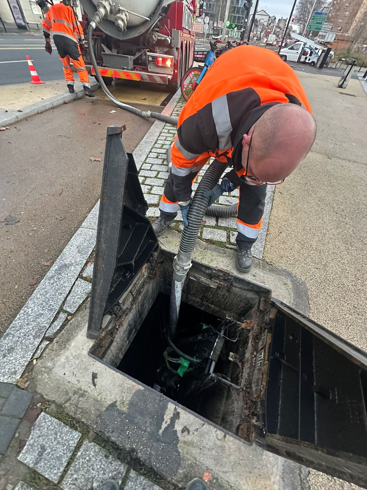 Aspiration initiale dans un regard enterré ouvert en bord de voirie