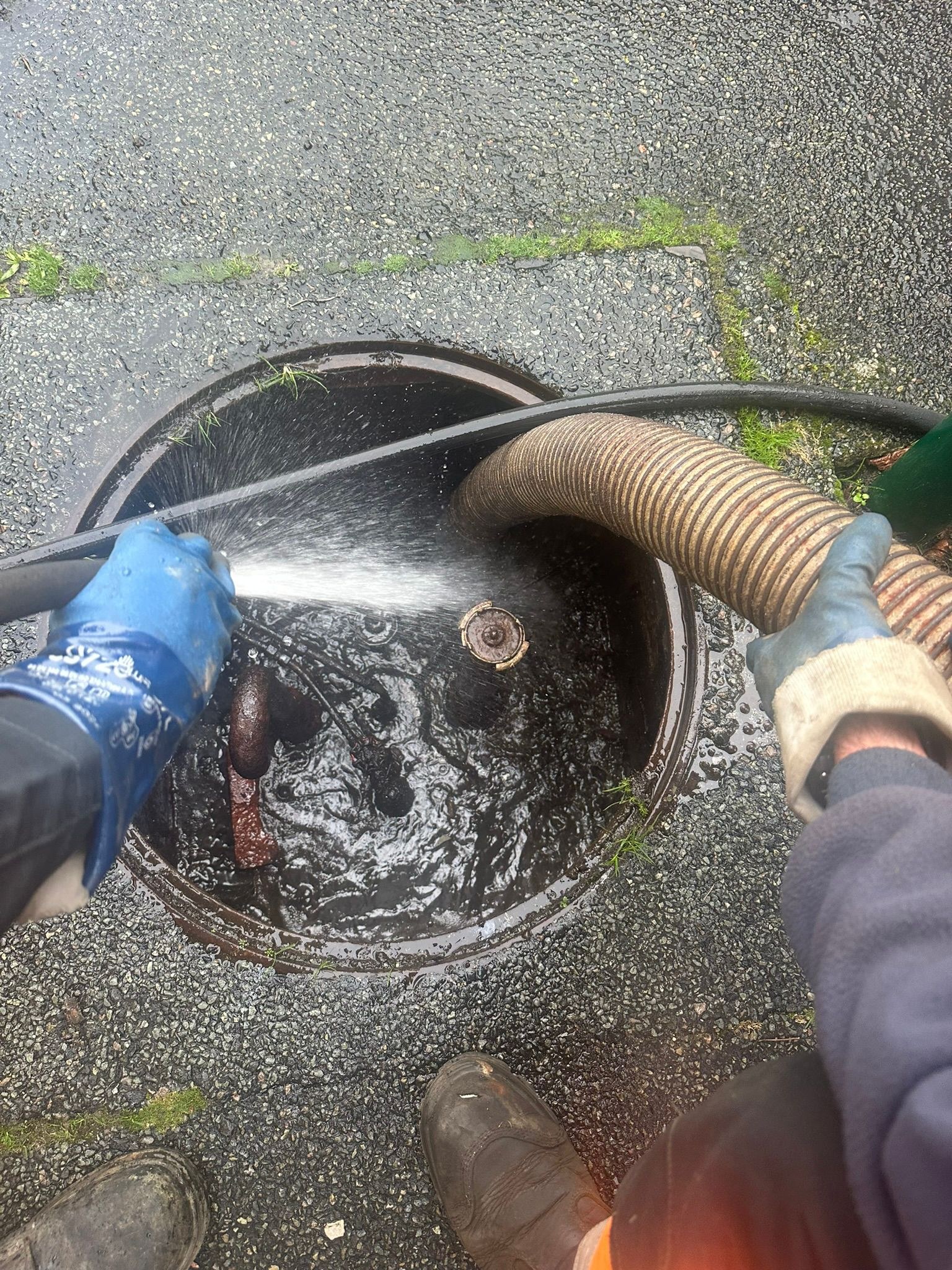 Rinçage intérieur d'un regard enterré avec aspiration simultanée