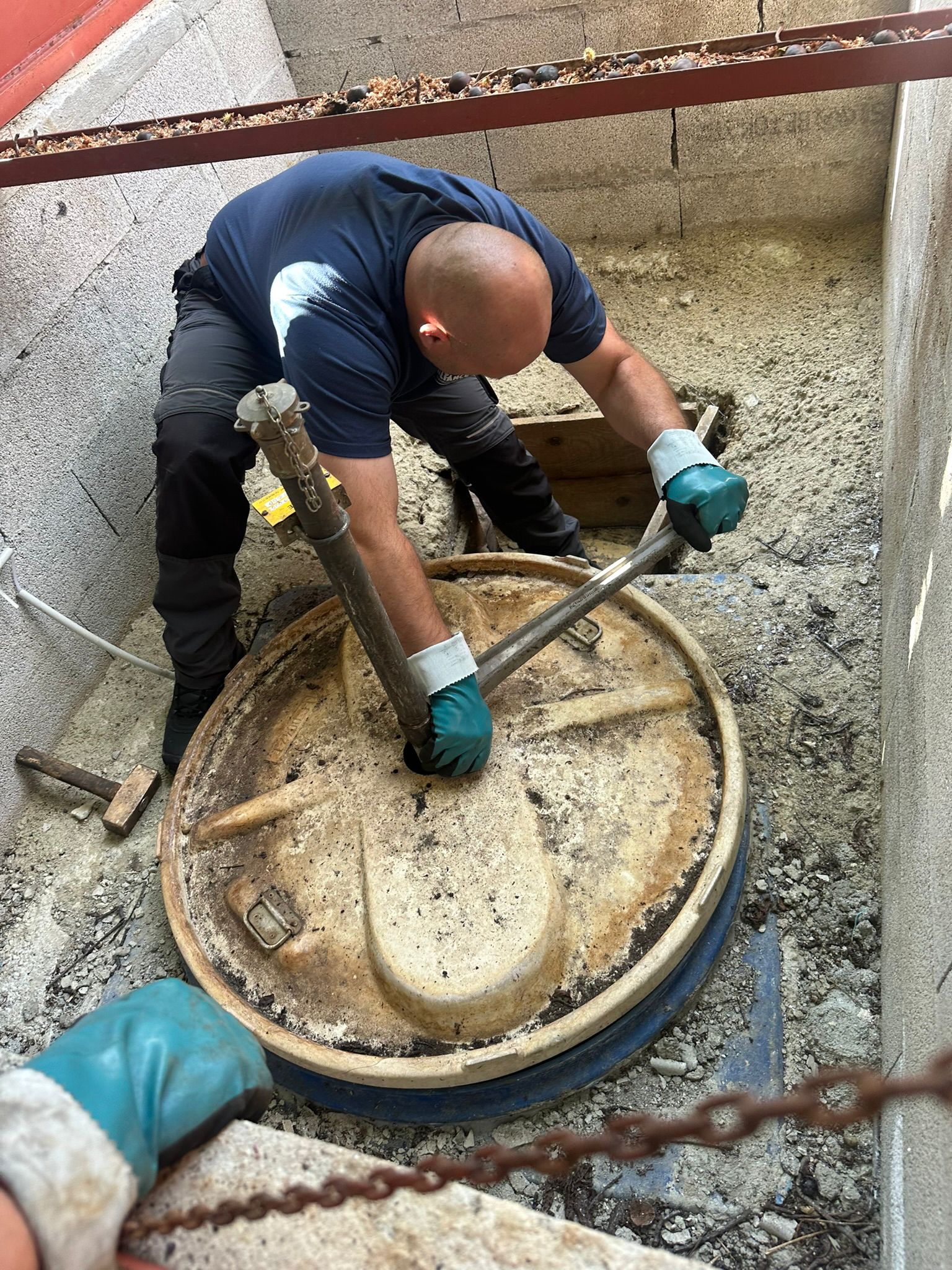 Ouverture mecanique d'un trou d'homme sur un ouvrage enterre