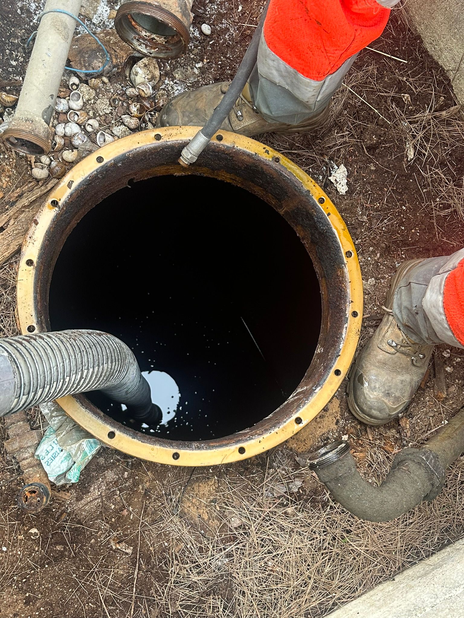 Acces circulaire ouvert avec flexible de pompage dans un ouvrage enterre