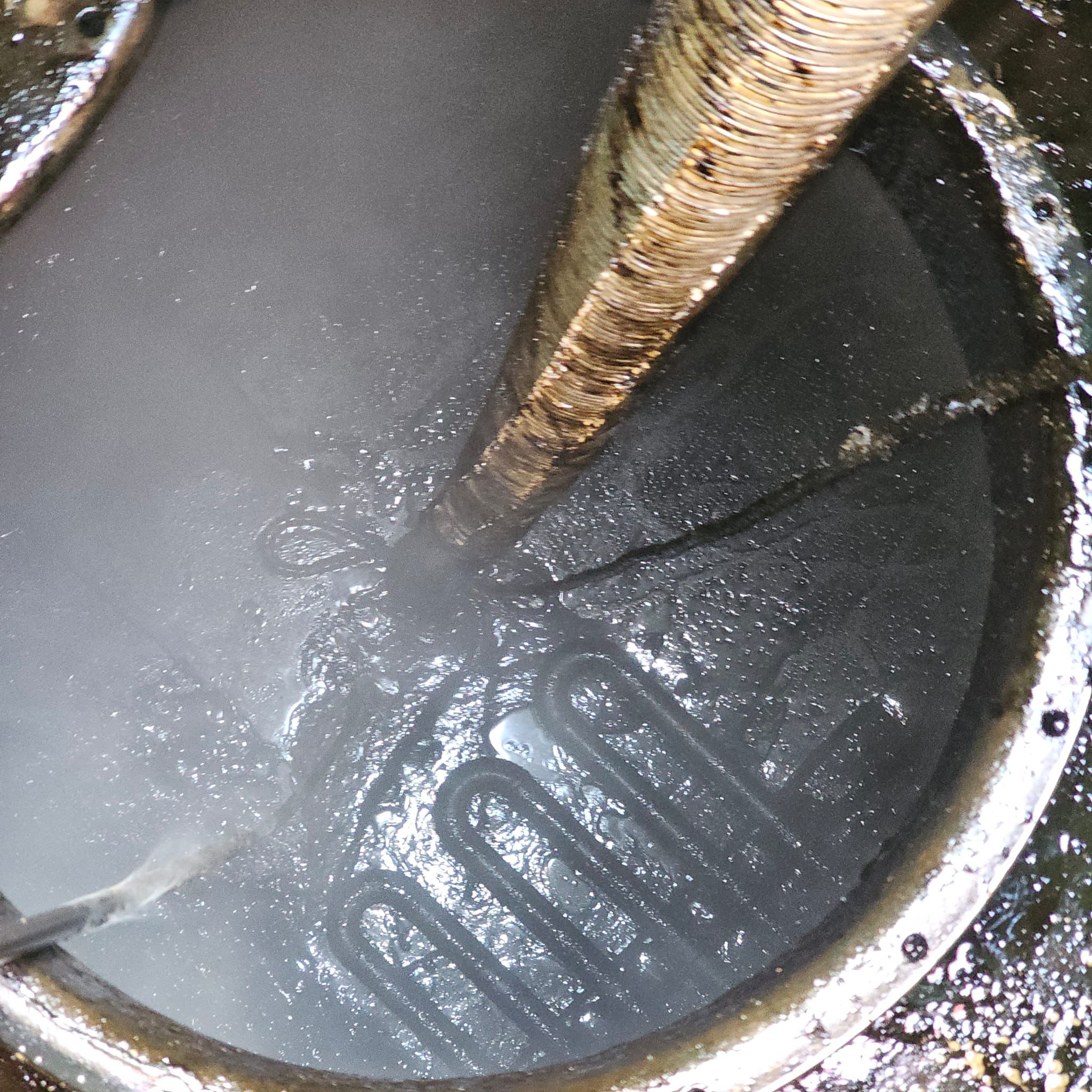 Interieur charge d'un ouvrage enterre vu apres ouverture du trou d'homme