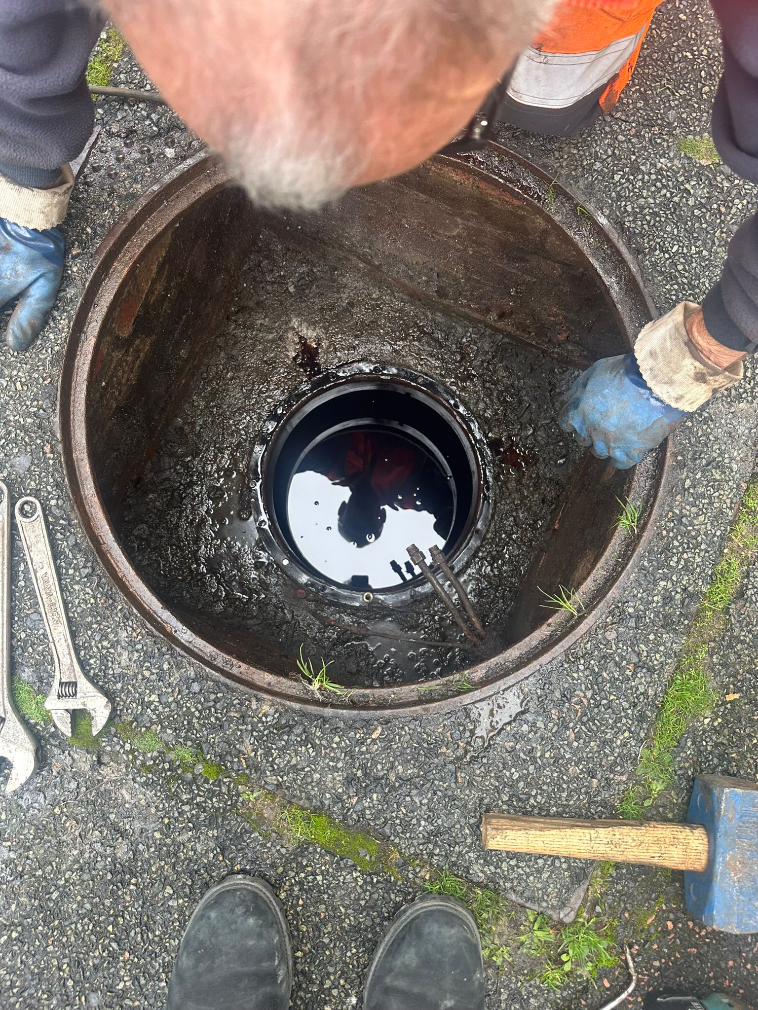 Lecture interne d'un ouvrage circulaire enterre apres ouverture du trou d'homme